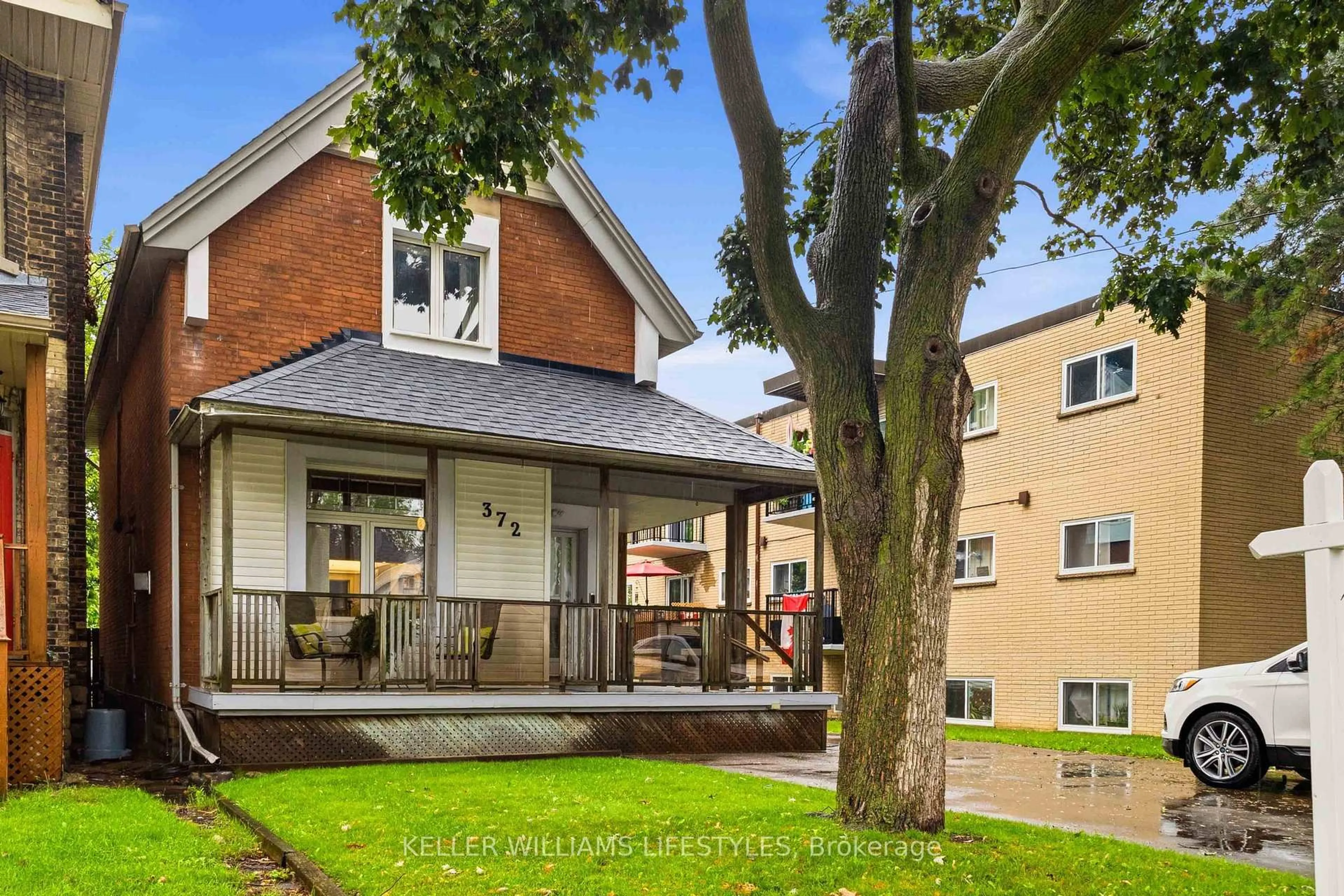 Patio, street for 372 Simcoe St, London East Ontario N6B 1J7