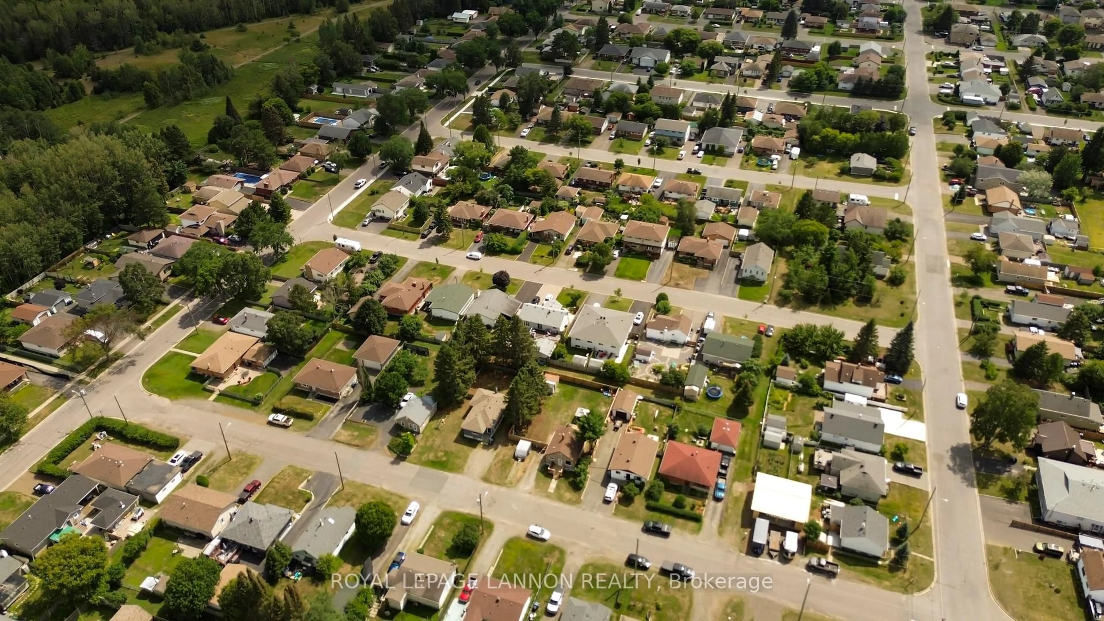 A pic from outside/outdoor area/front of a property/back of a property/a pic from drone, street for 825 Newport Ave, Thunder Bay Ontario P7A 6J8