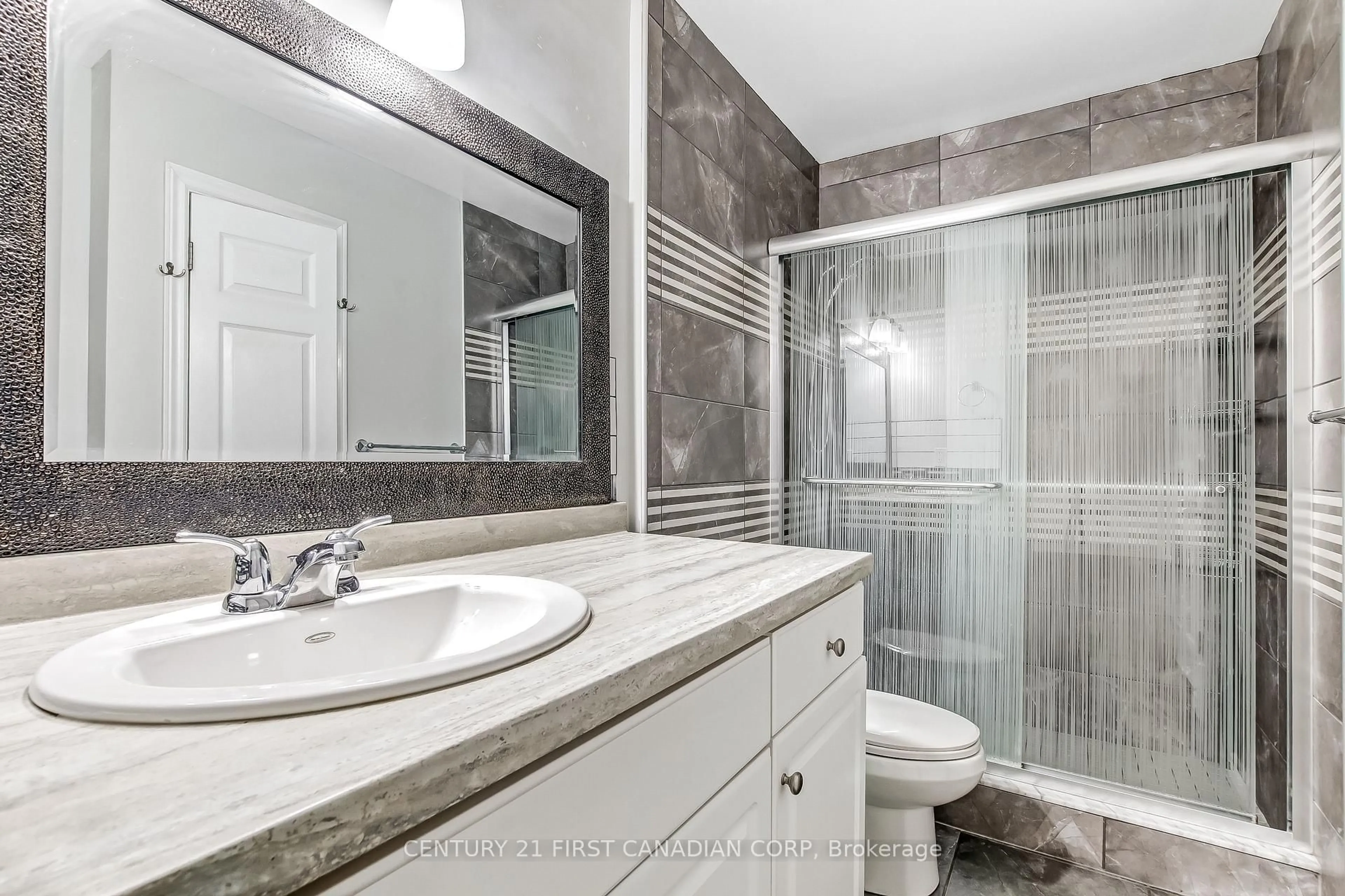 Standard bathroom, ceramic/tile floor for 140 Conway Dr #6, London South Ontario N6E 3N2