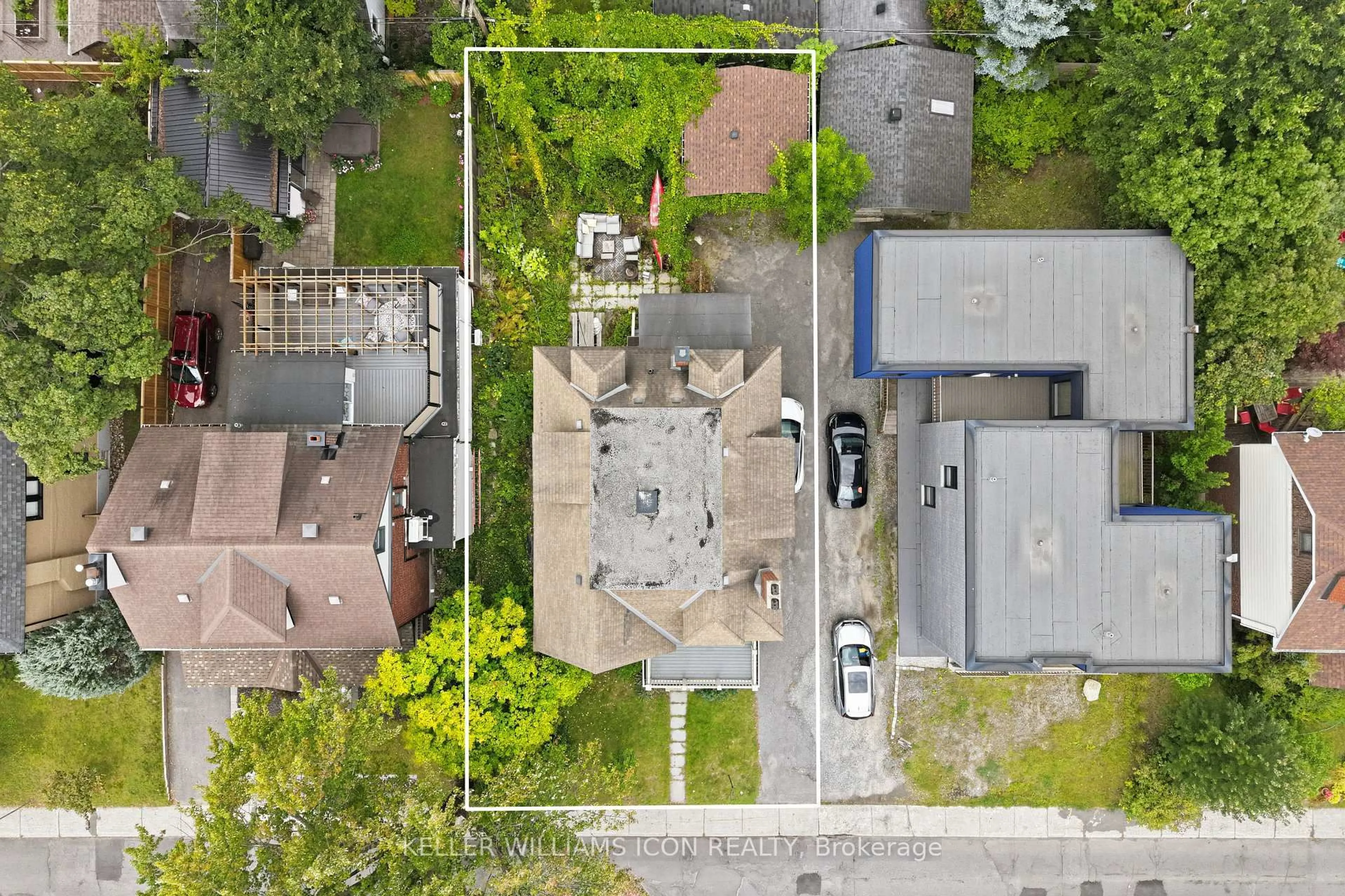 A pic from outside/outdoor area/front of a property/back of a property/a pic from drone, street for 229 Glebe Ave, Ottawa Ontario K1S 2C8
