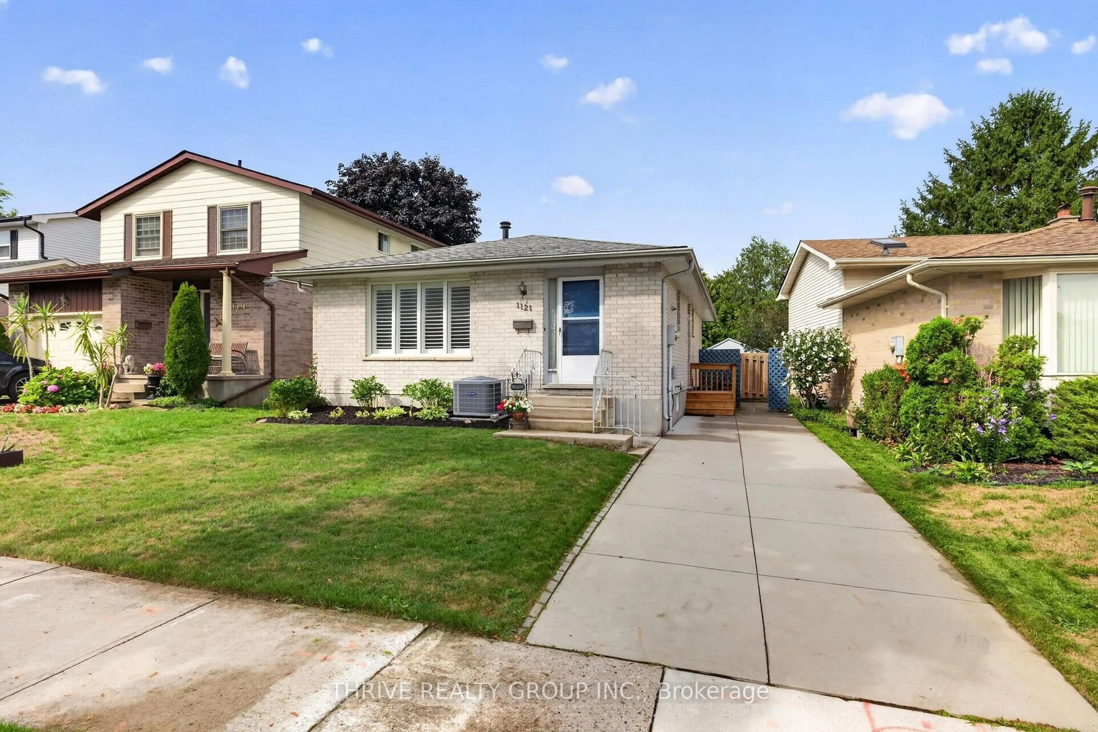 Home with vinyl exterior material, street for 1121 Gatewood Rd, London East Ontario N5Y 4Z3