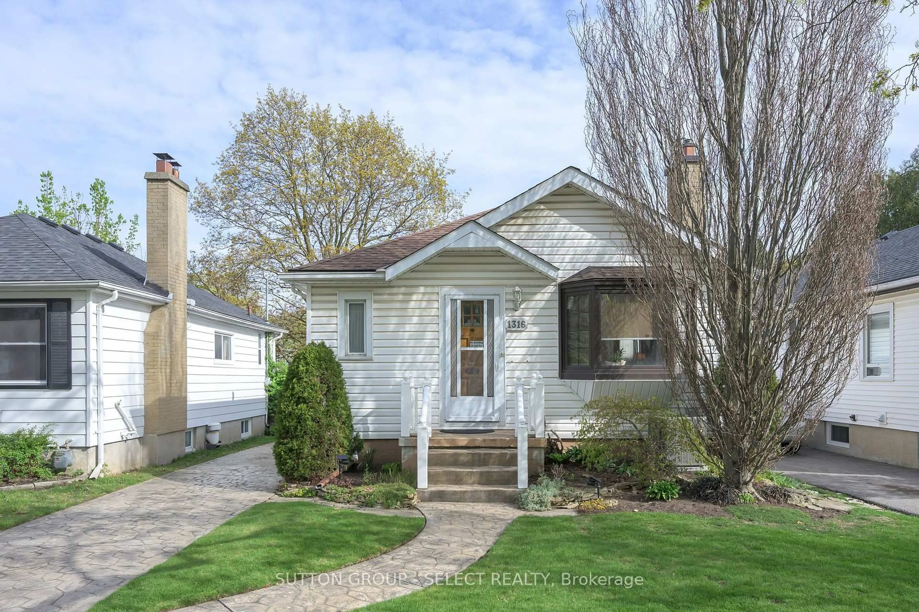Home with vinyl exterior material, street for 1316 Langmuir Ave, London East Ontario N5W 2G6