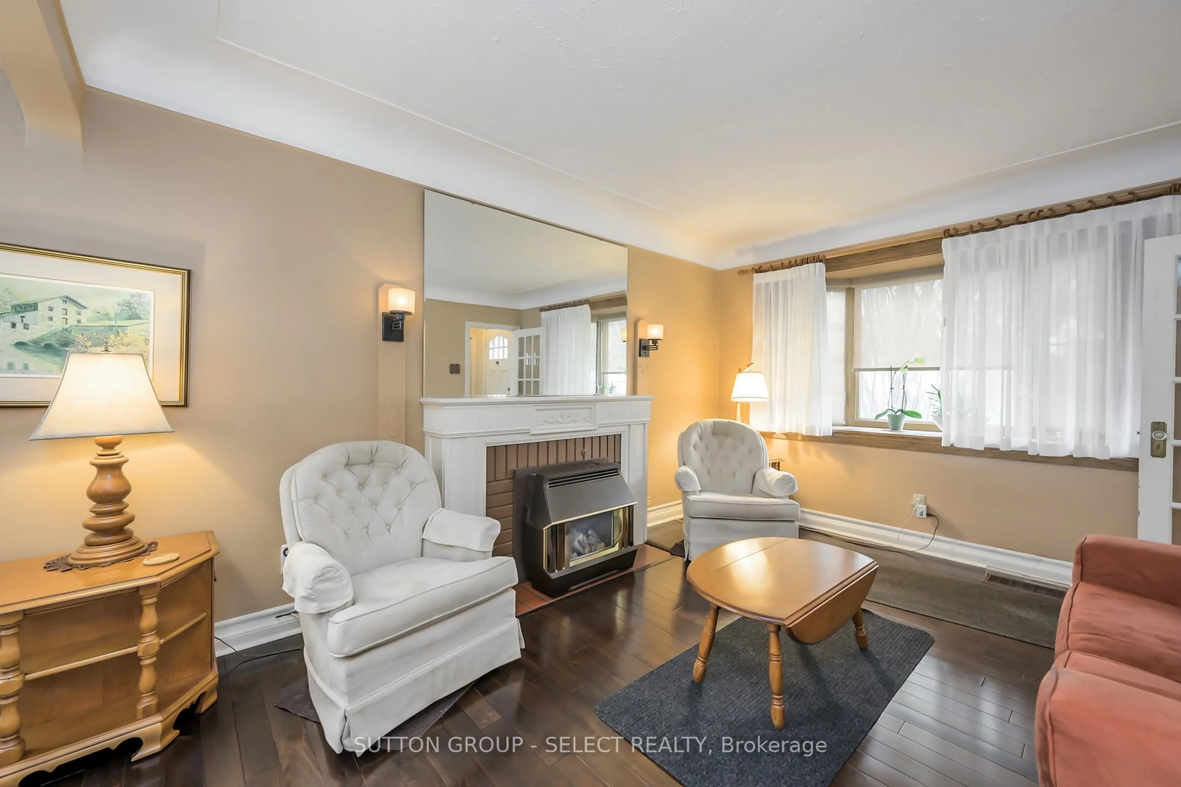 Living room with furniture, wood/laminate floor for 1316 Langmuir Ave, London East Ontario N5W 2G6