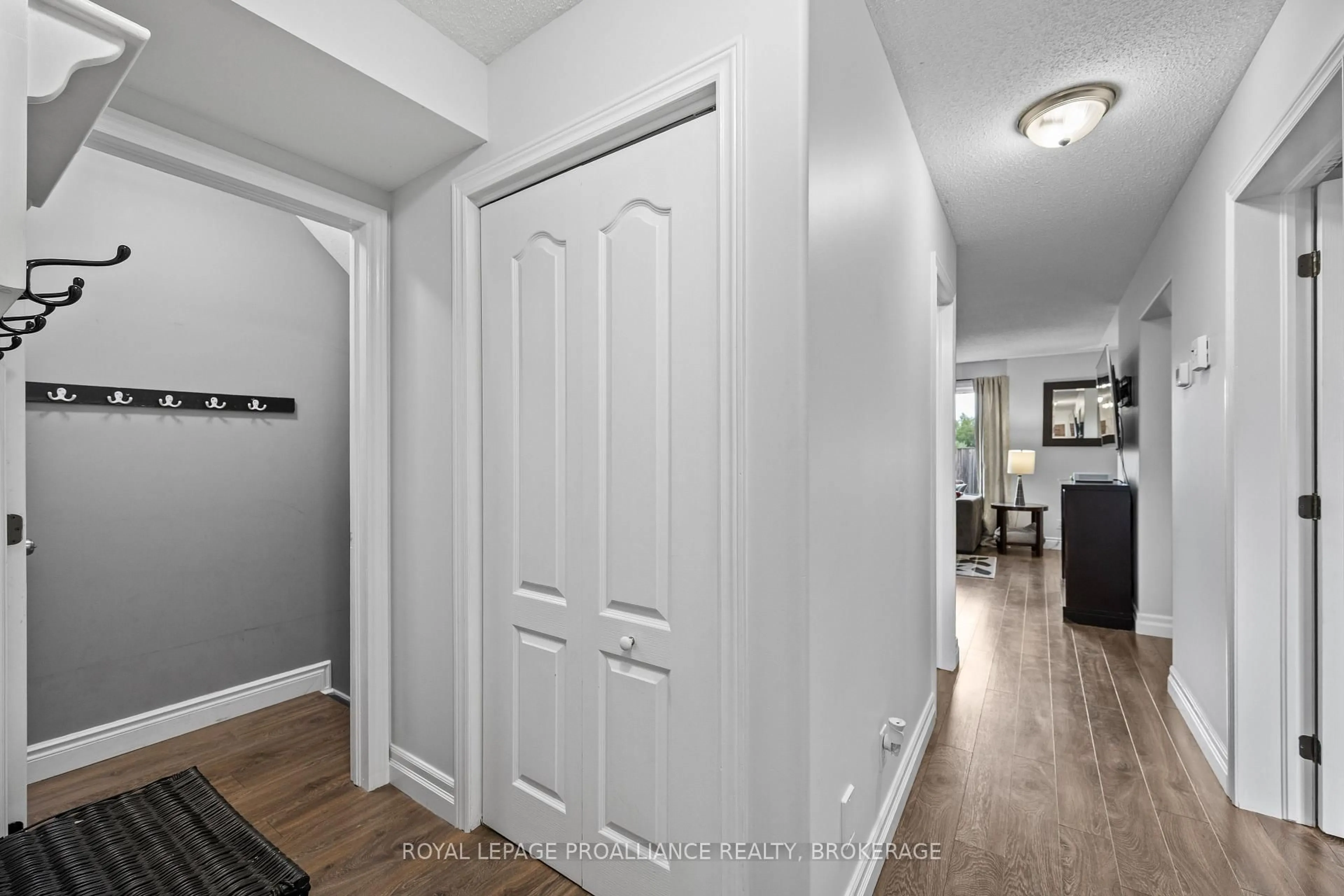 Indoor entryway for 974 Swanfield St, Kingston Ontario K7M 0A6