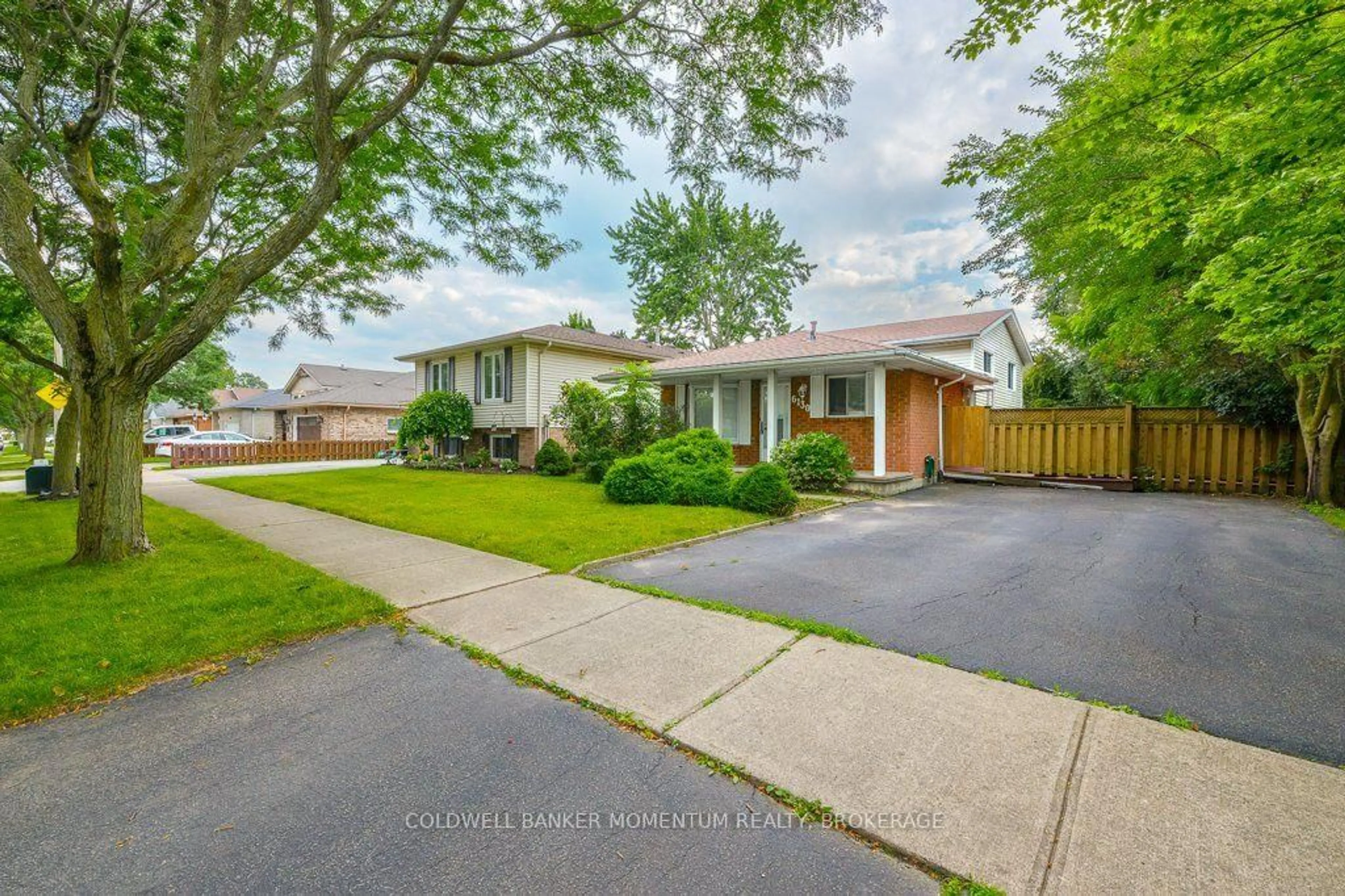 A pic from outside/outdoor area/front of a property/back of a property/a pic from drone, street for 6130 Crimson Dr, Niagara Falls Ontario L2G 7S3