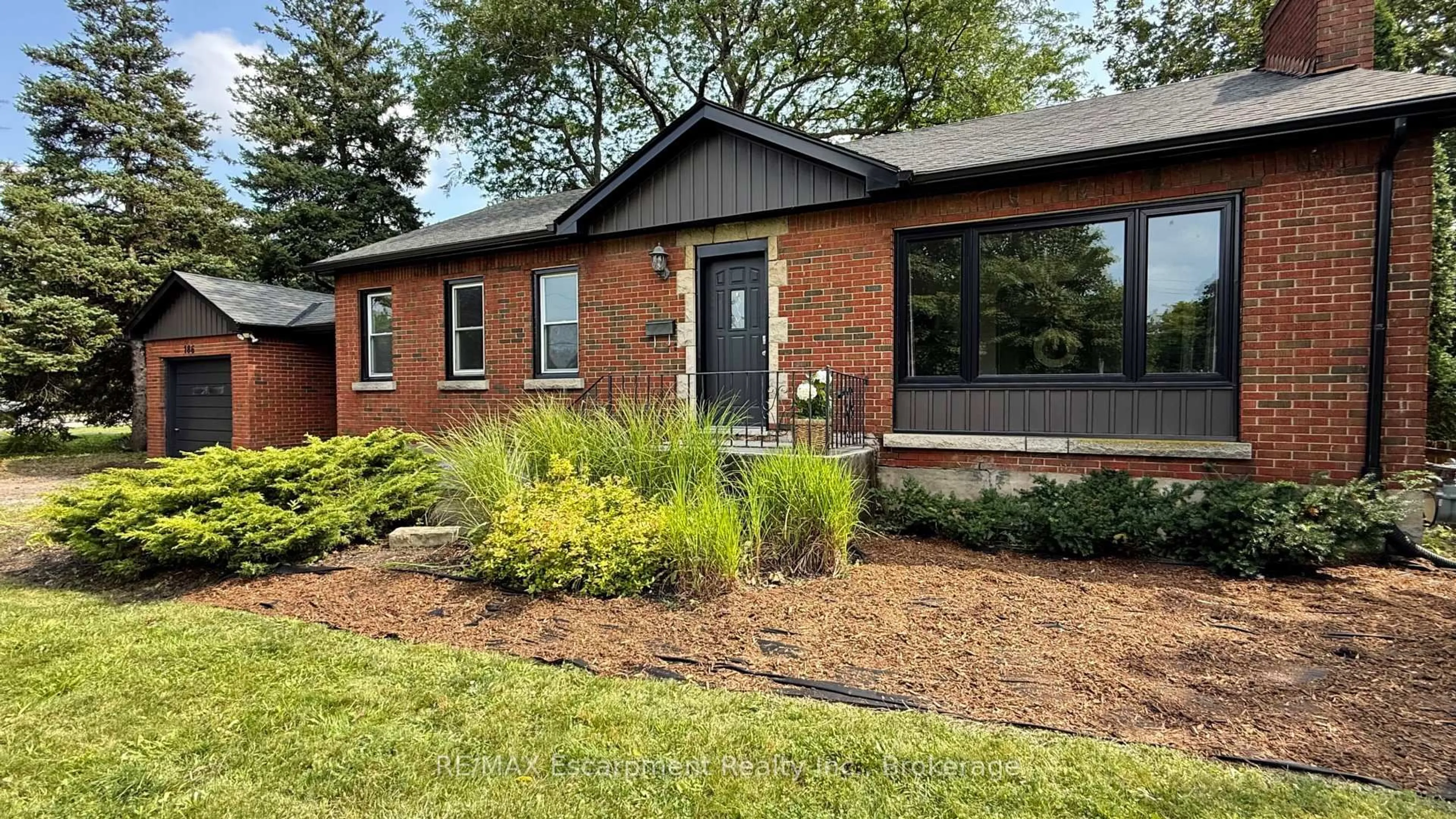 Home with brick exterior material, street for 186 Glendale Ave, St. Catharines Ontario L2T 2K5
