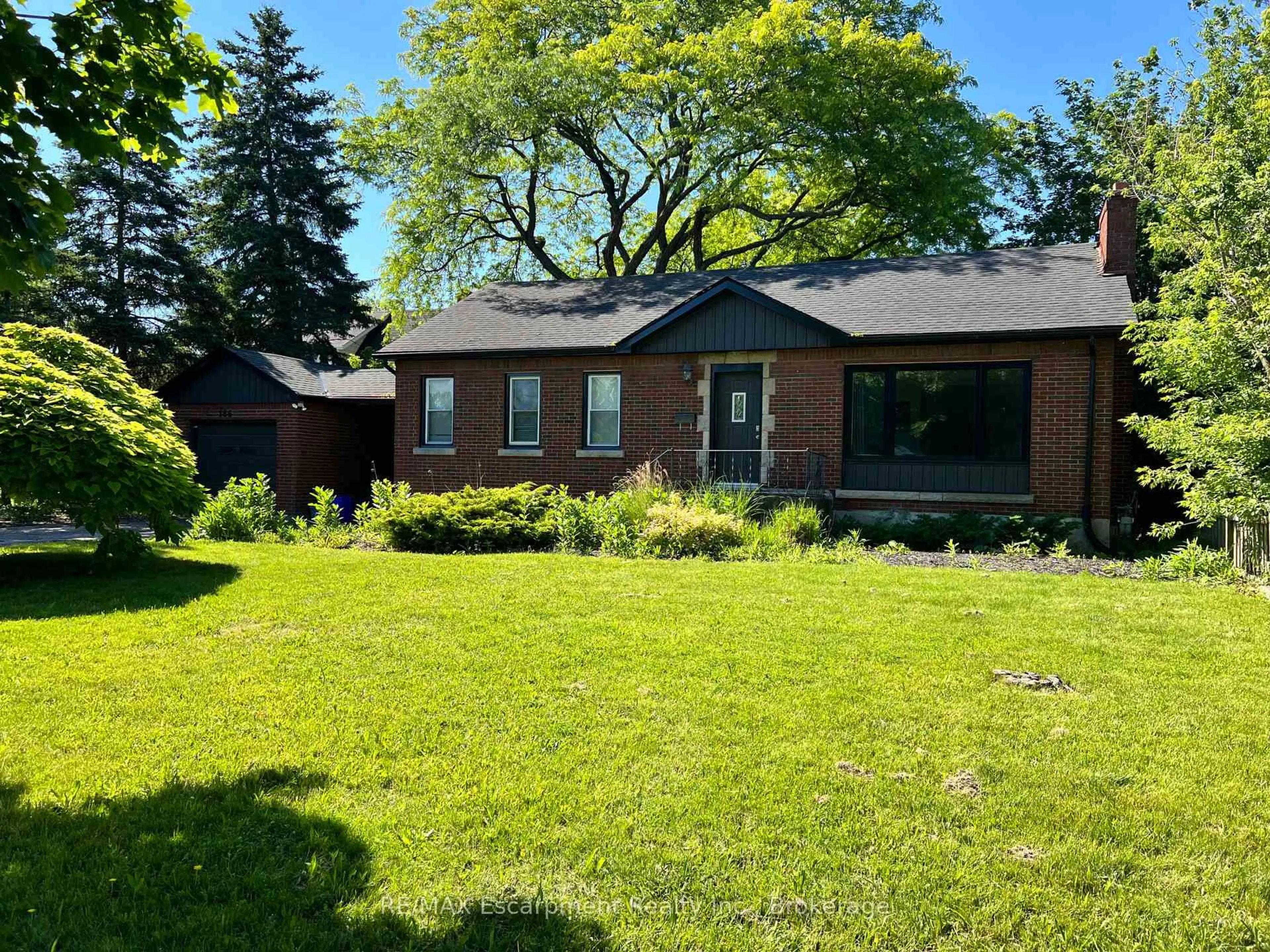Home with brick exterior material, street for 186 Glendale Ave, St. Catharines Ontario L2T 2K5