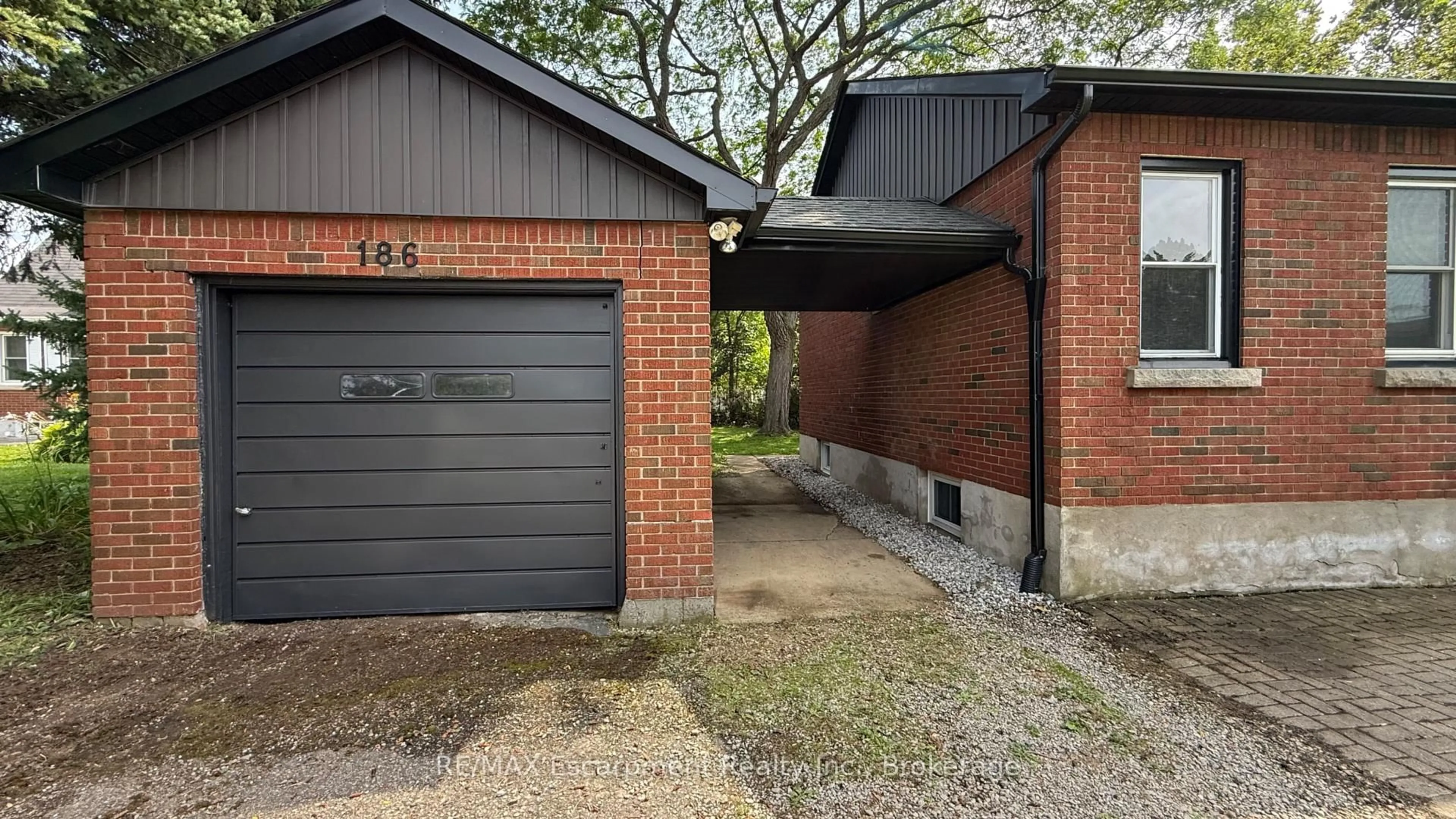 Home with brick exterior material, street for 186 Glendale Ave, St. Catharines Ontario L2T 2K5