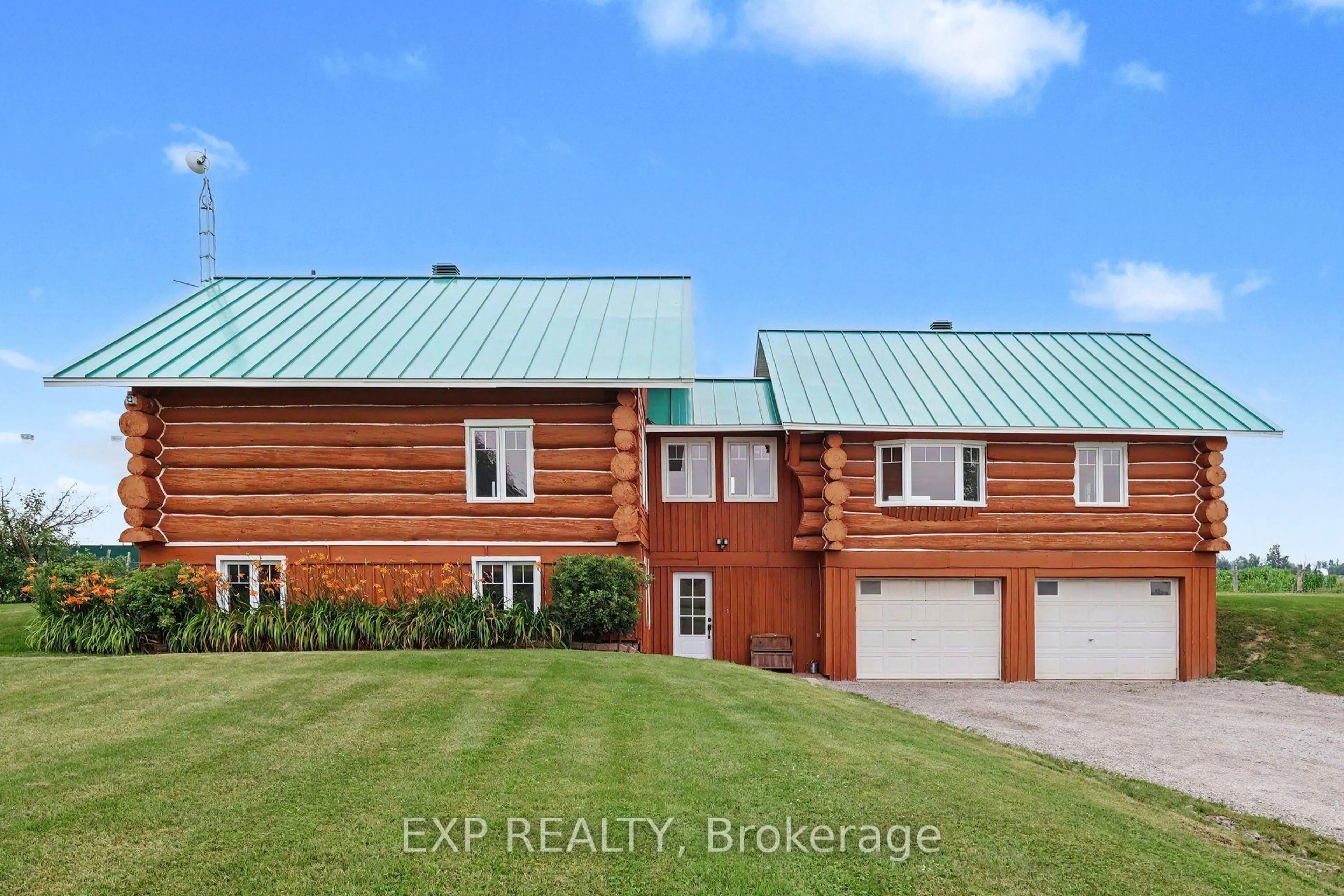 A pic from outside/outdoor area/front of a property/back of a property/a pic from drone, building for 2661 Concession 2 St, Alfred and Plantagenet Ontario K0A 3K0
