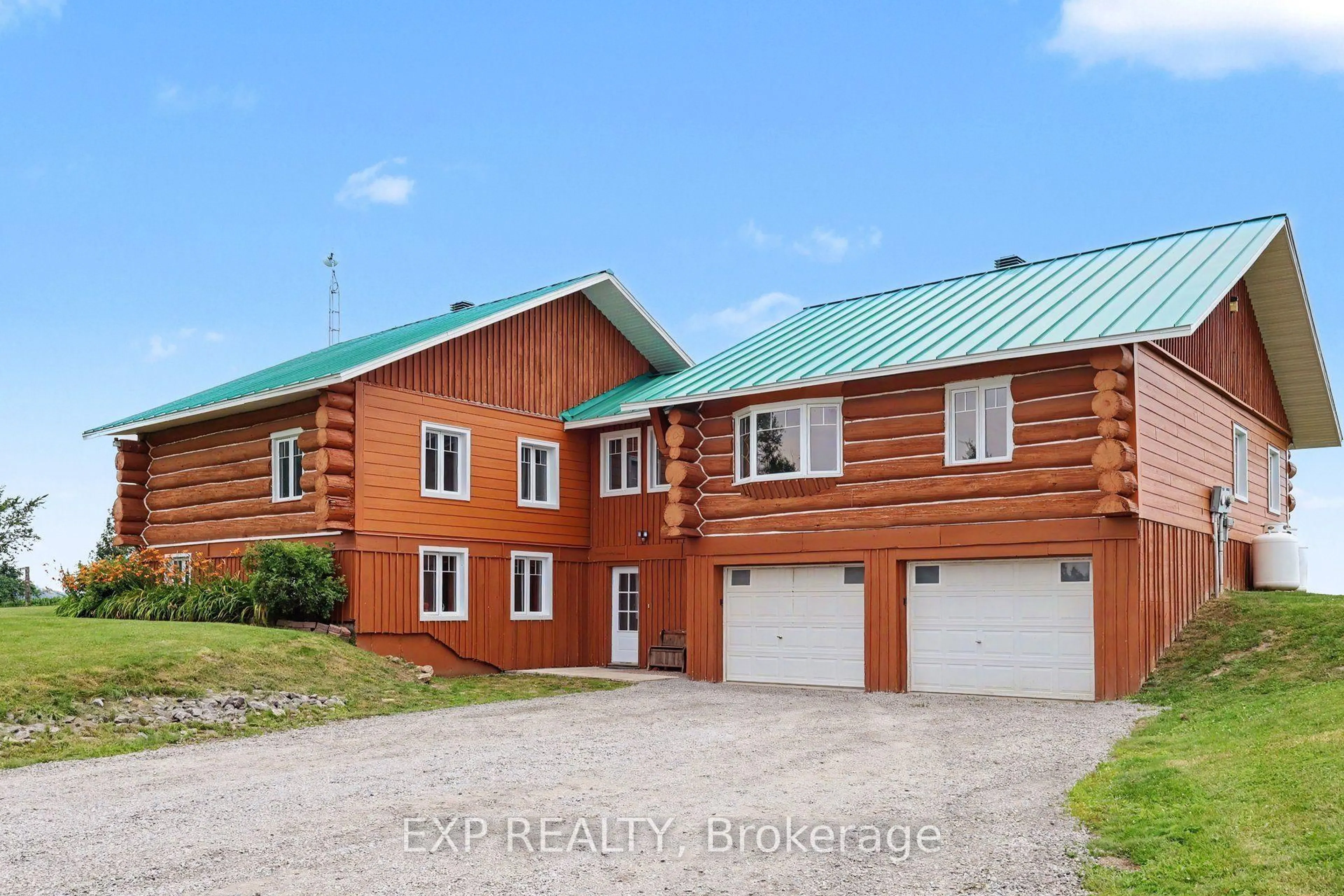 A pic from outside/outdoor area/front of a property/back of a property/a pic from drone, building for 2661 Concession 2 St, Alfred and Plantagenet Ontario K0A 3K0