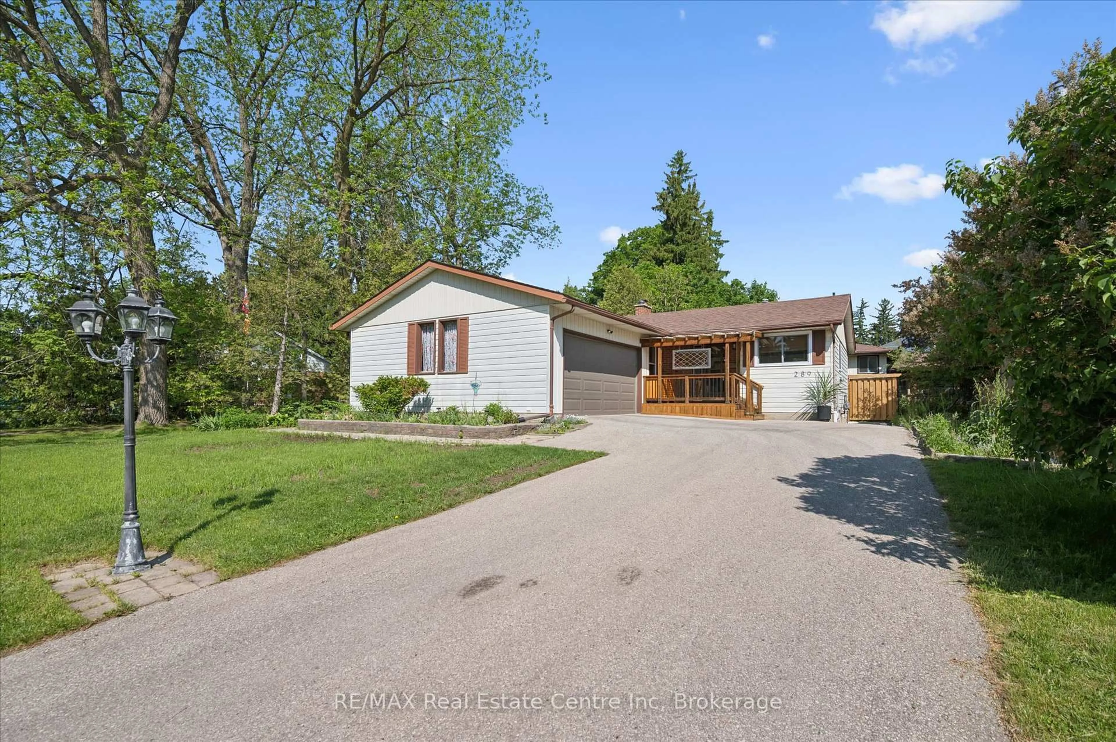 A pic from outside/outdoor area/front of a property/back of a property/a pic from drone, street for 289 Garafraxa St, Centre Wellington Ontario N1M 1E2
