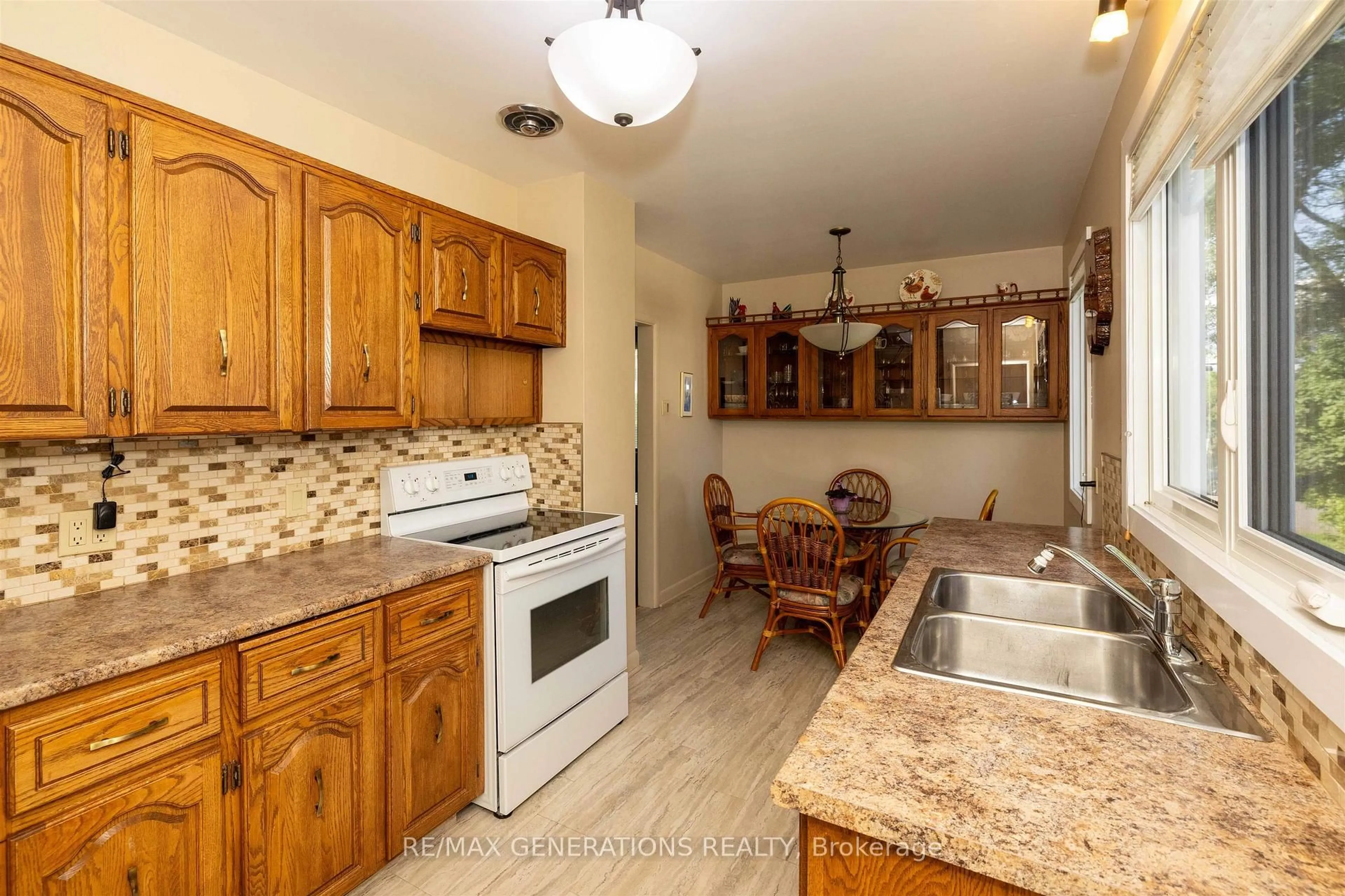 Standard kitchen, ceramic/tile floor for 53 Melvin Ave, Thunder Bay Ontario P7A 7C3