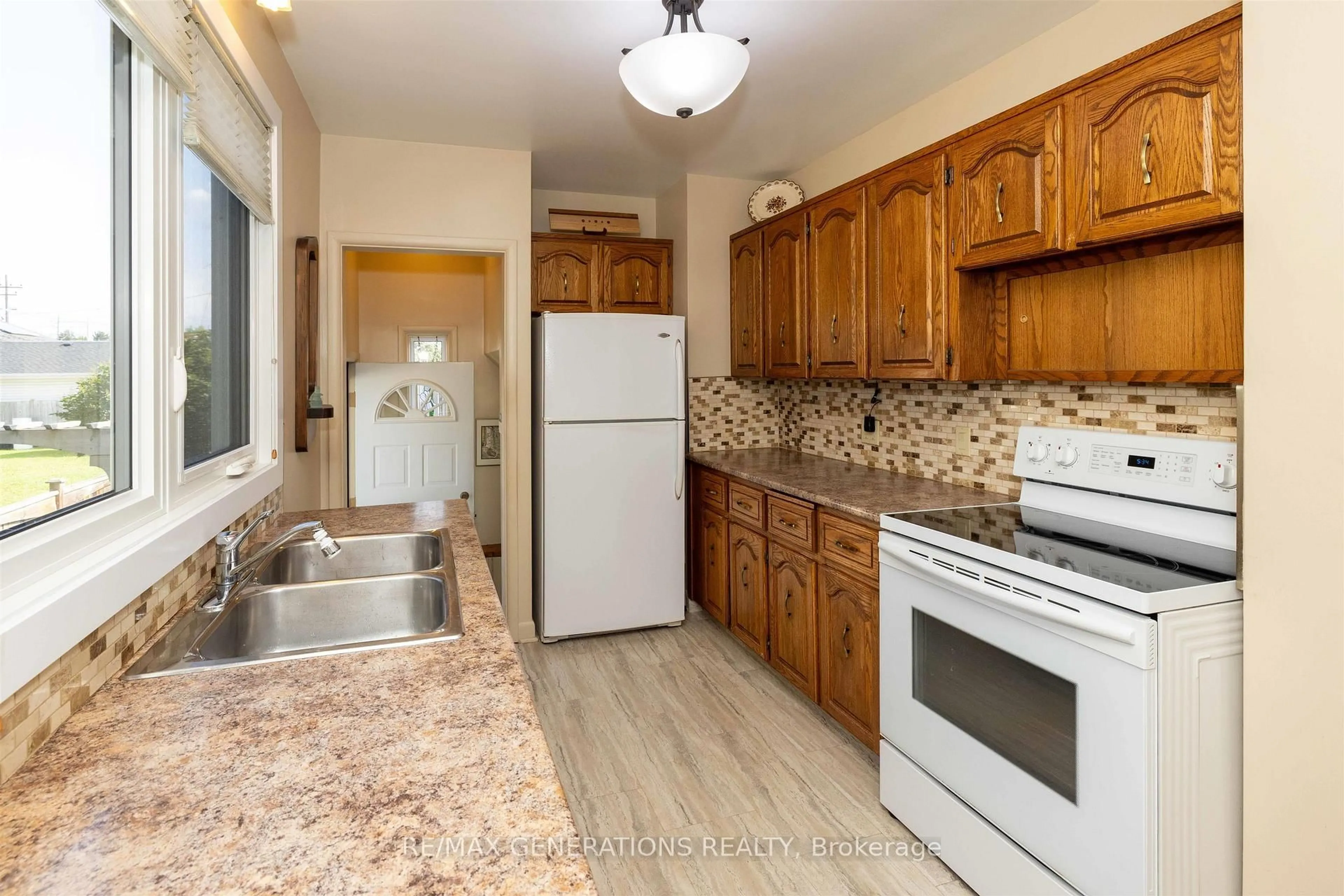 Standard kitchen, ceramic/tile floor for 53 Melvin Ave, Thunder Bay Ontario P7A 7C3