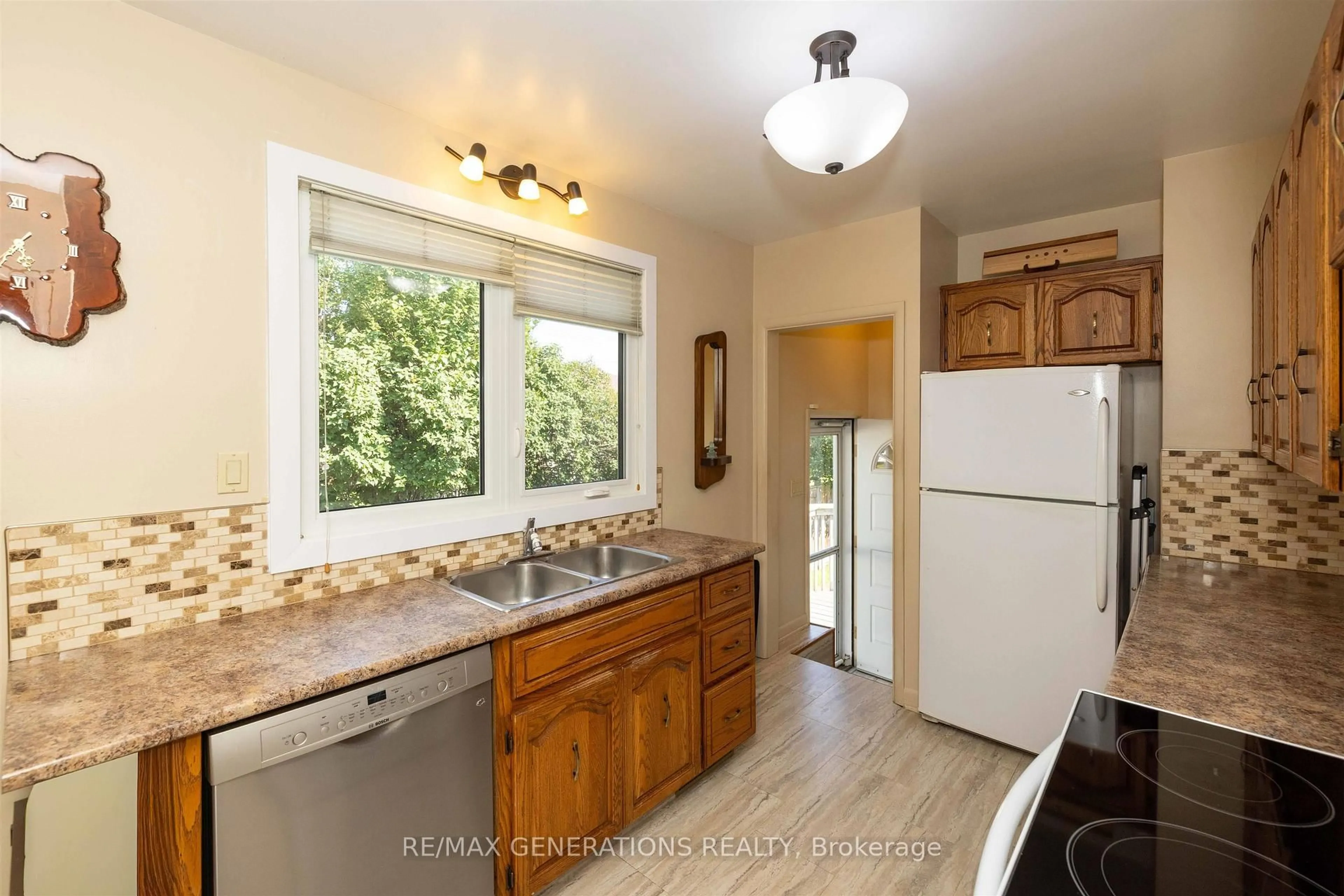 Standard kitchen, ceramic/tile floor for 53 Melvin Ave, Thunder Bay Ontario P7A 7C3