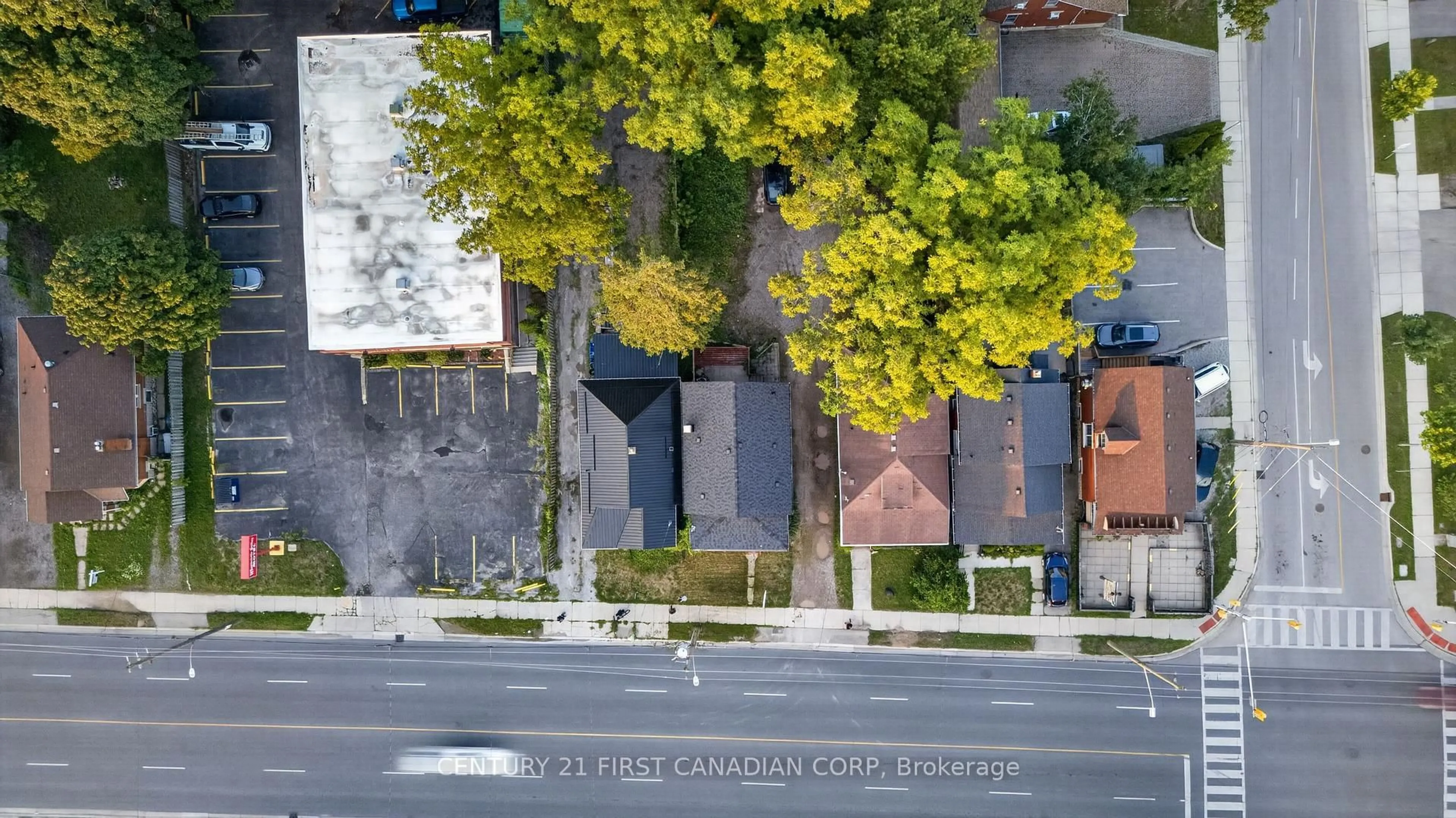 A pic from outside/outdoor area/front of a property/back of a property/a pic from drone, street for 384 Wharncliffe Rd, London South Ontario N6J 2M1