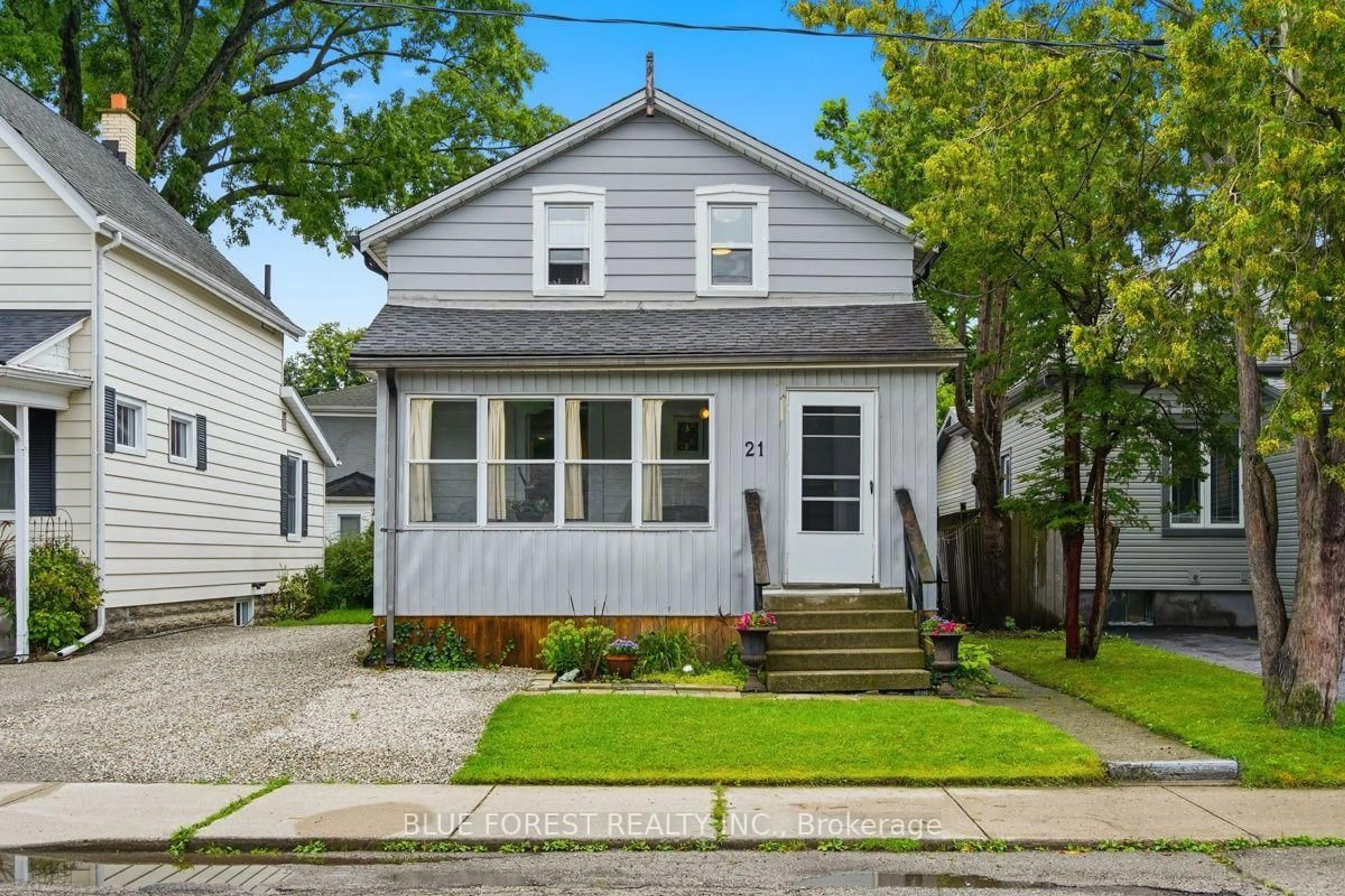 Home with vinyl exterior material, street for 21 Isabel St, St. Thomas Ontario N5R 3J7