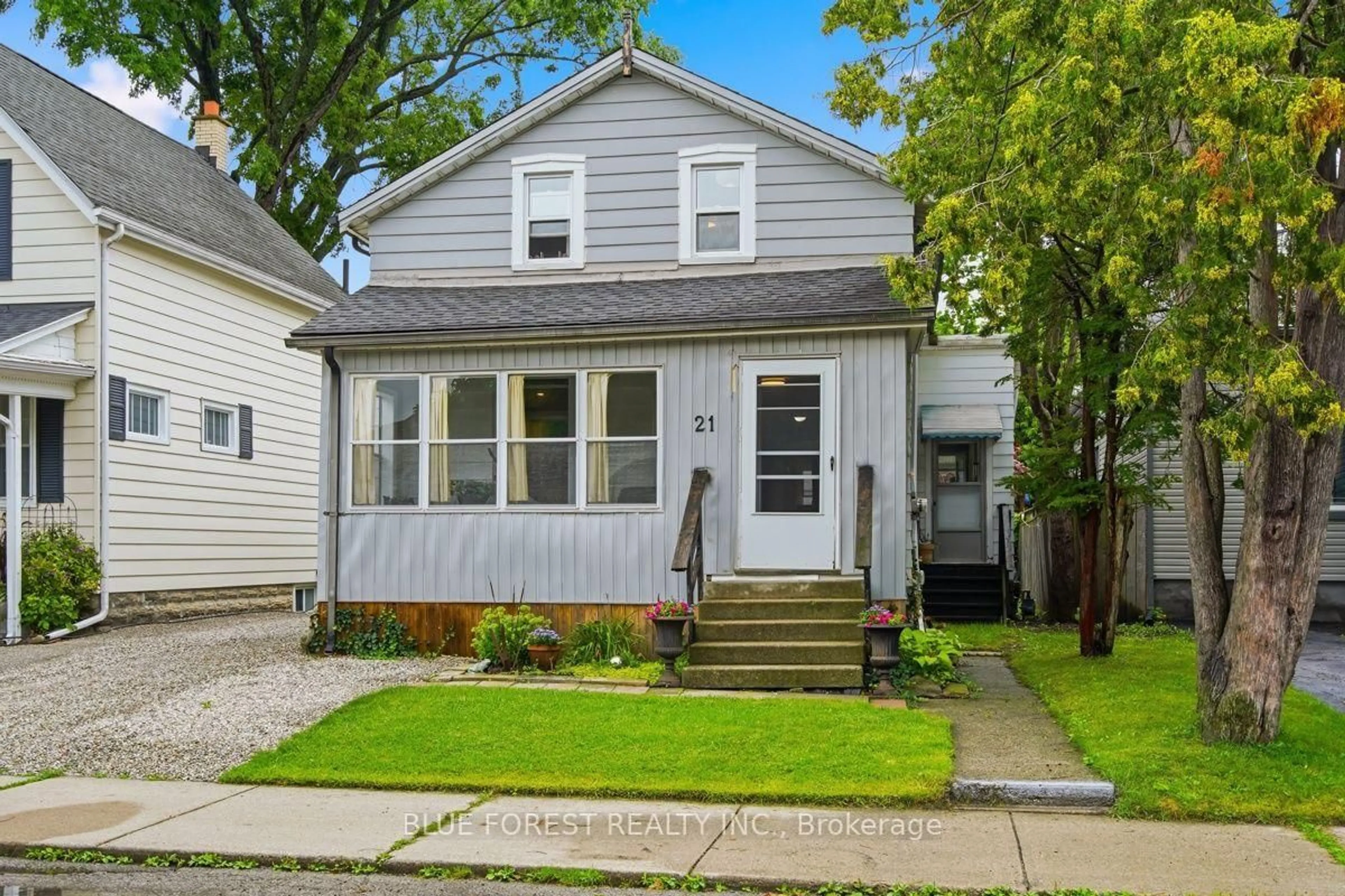 Home with vinyl exterior material, street for 21 Isabel St, St. Thomas Ontario N5R 3J7