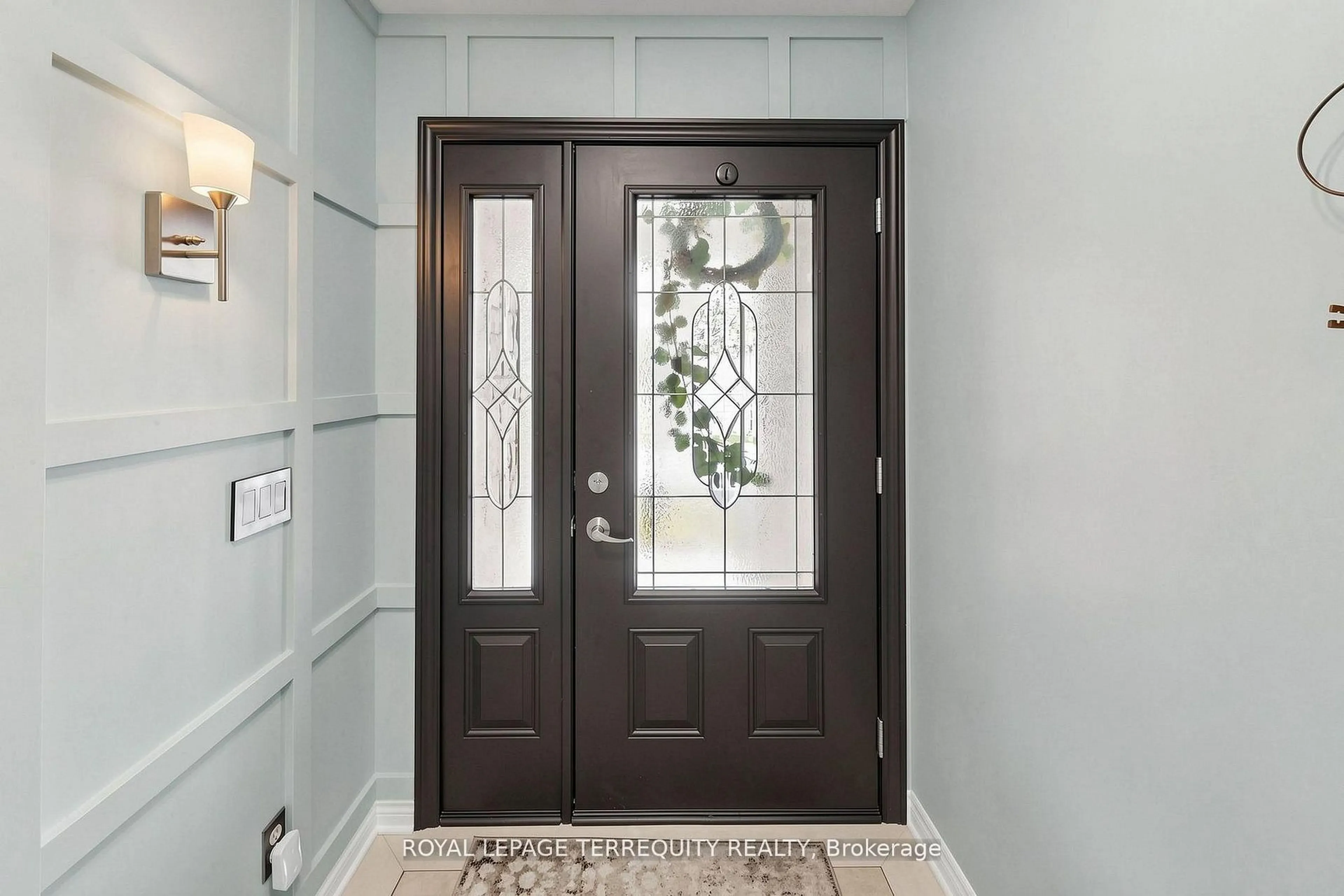 Indoor entryway for 29 Rose Glen Cres, Niagara-on-the-Lake Ontario L0S 1T0
