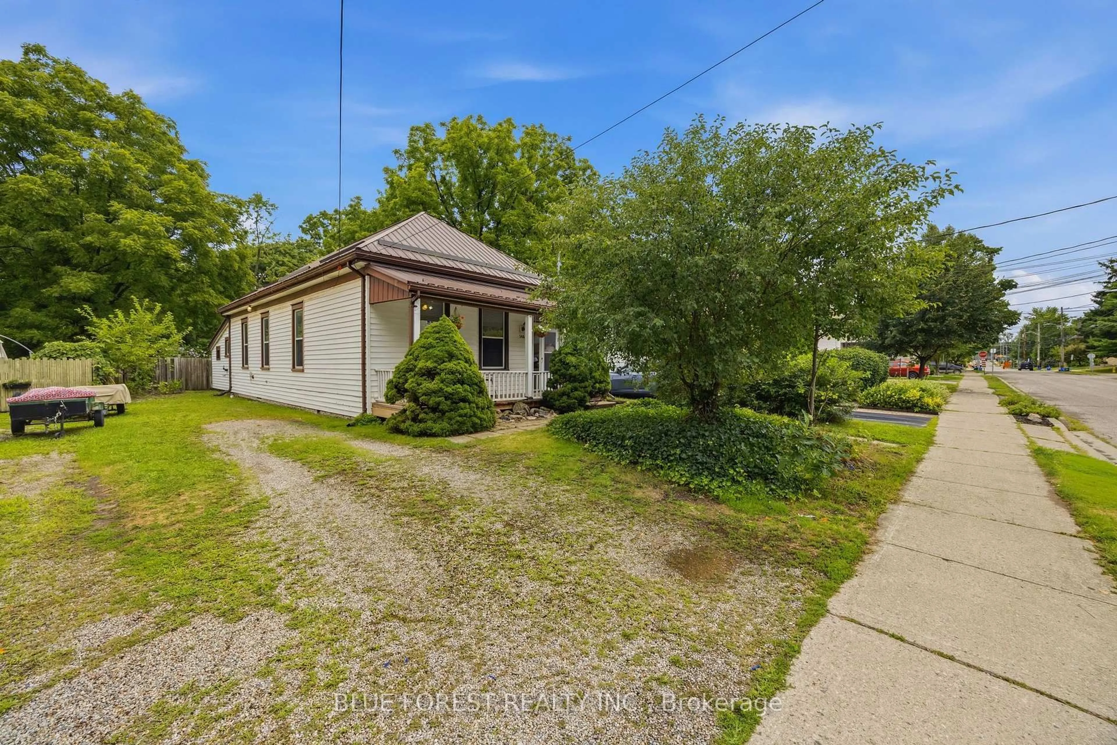 A pic from outside/outdoor area/front of a property/back of a property/a pic from drone, street for 548 Elizabeth St, London East Ontario N5W 3S4