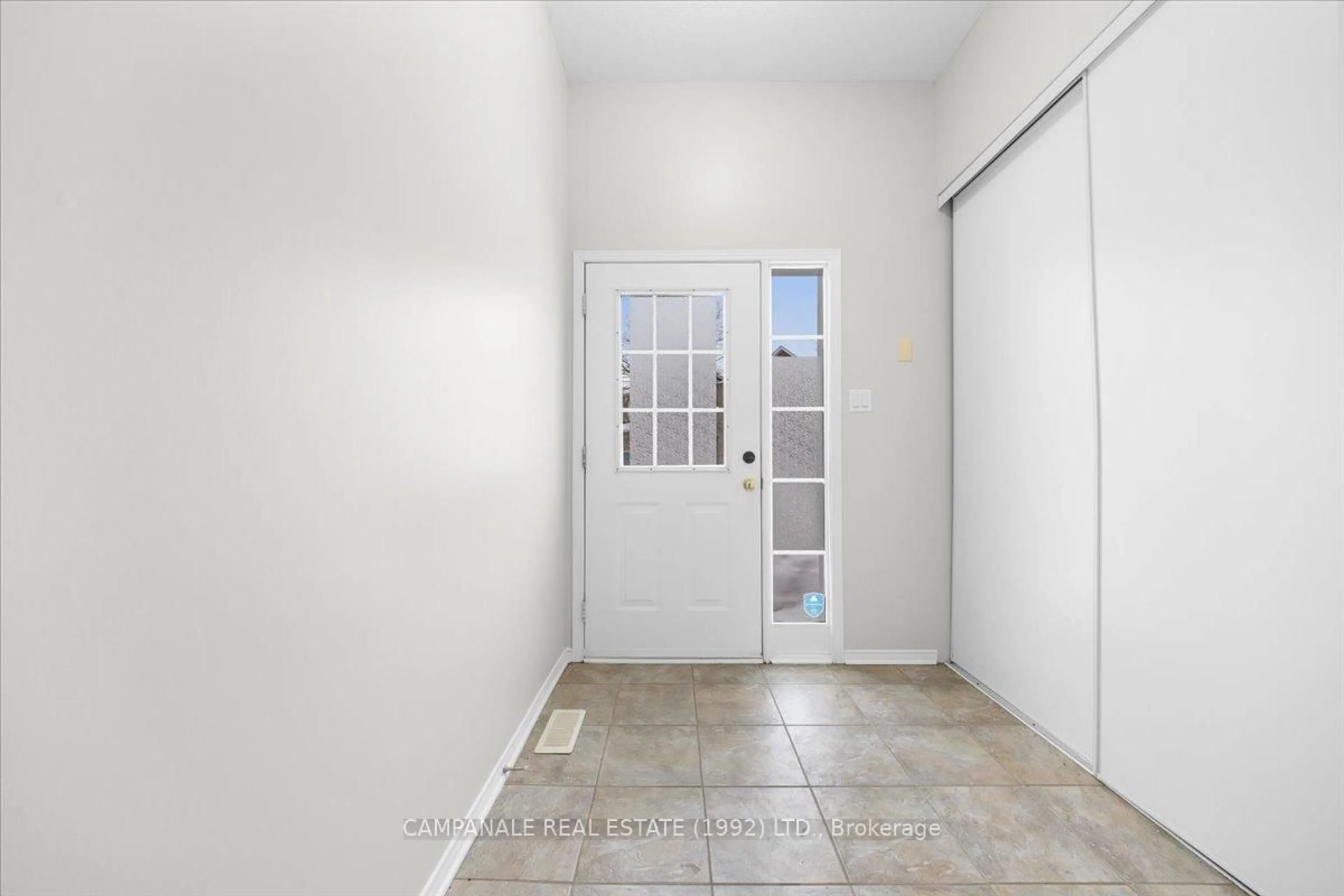 Indoor entryway for 139 Sawmill Private, Ottawa Ontario K1V 2E1