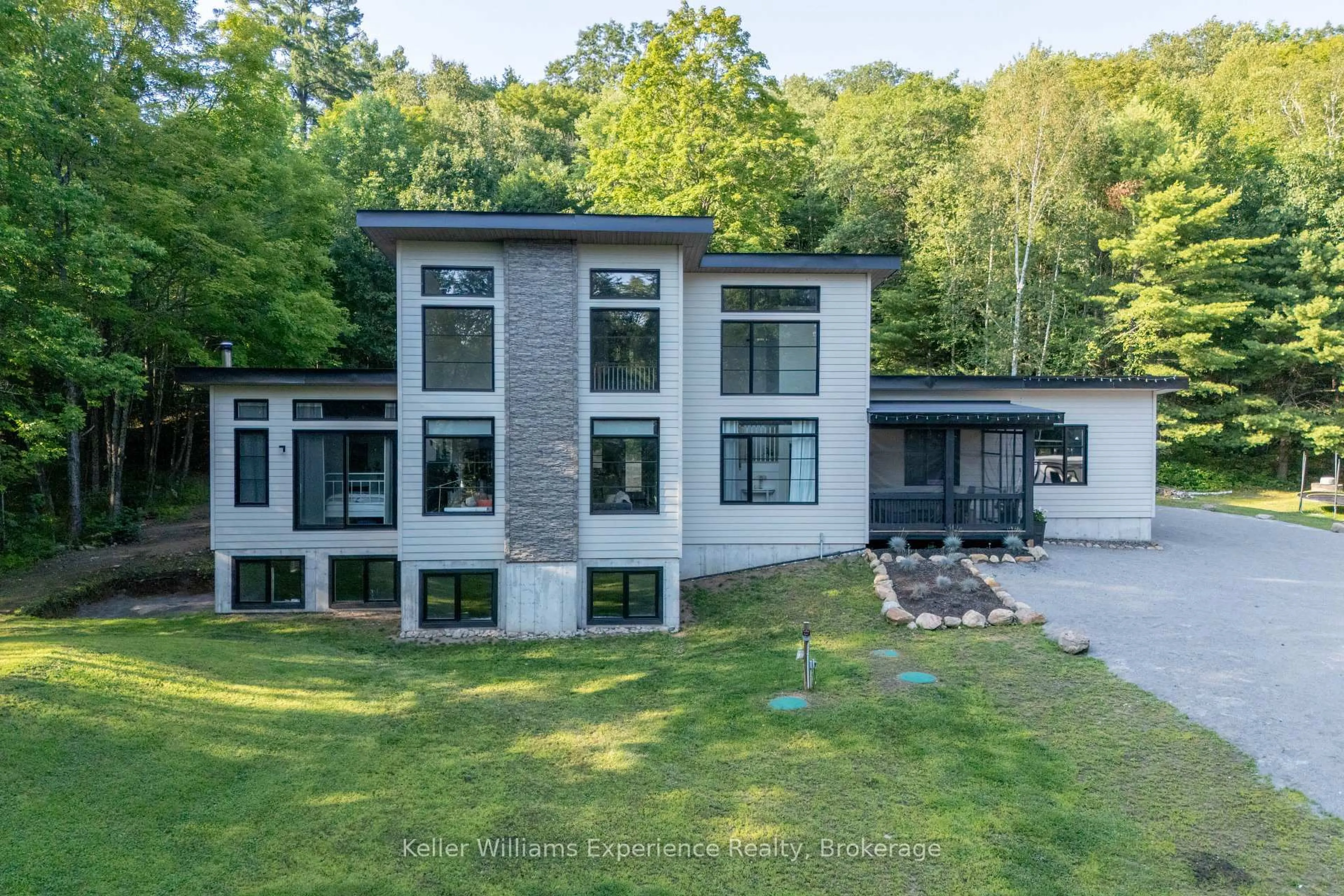 A pic from outside/outdoor area/front of a property/back of a property/a pic from drone, building for 1739 Fraserburg Rd, Bracebridge Ontario P1L 1X3