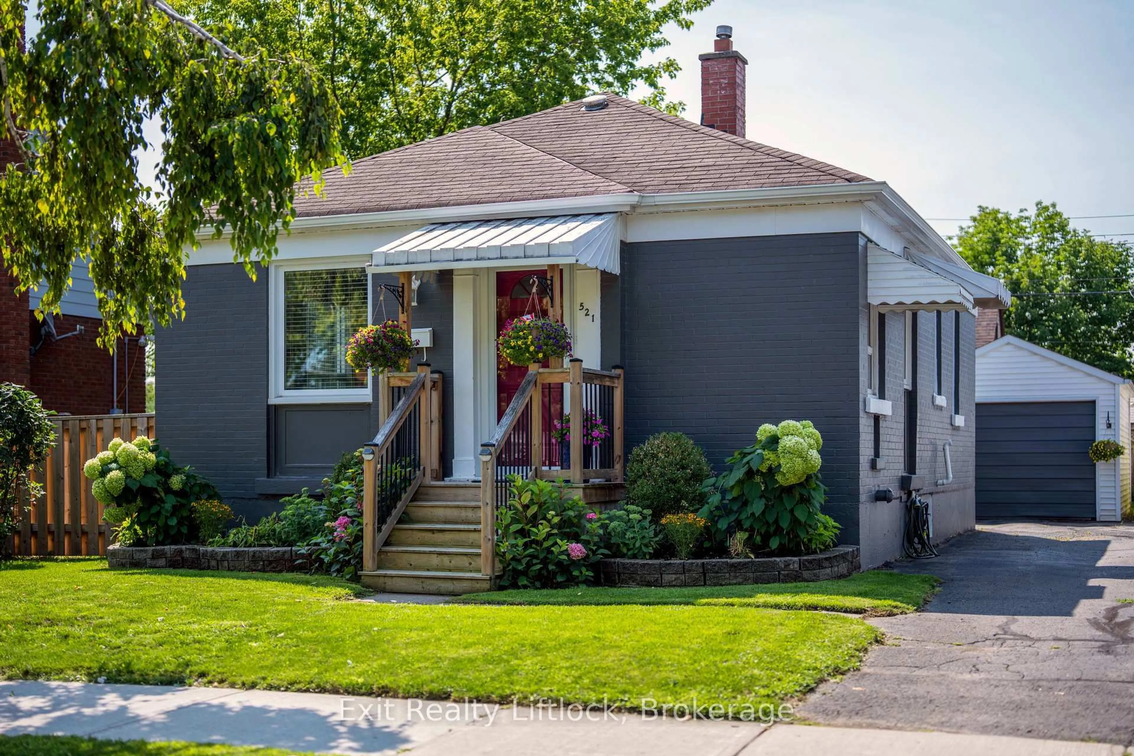 Home with vinyl exterior material, street for 521 Mckellar St, Peterborough Ontario K9J 1R1