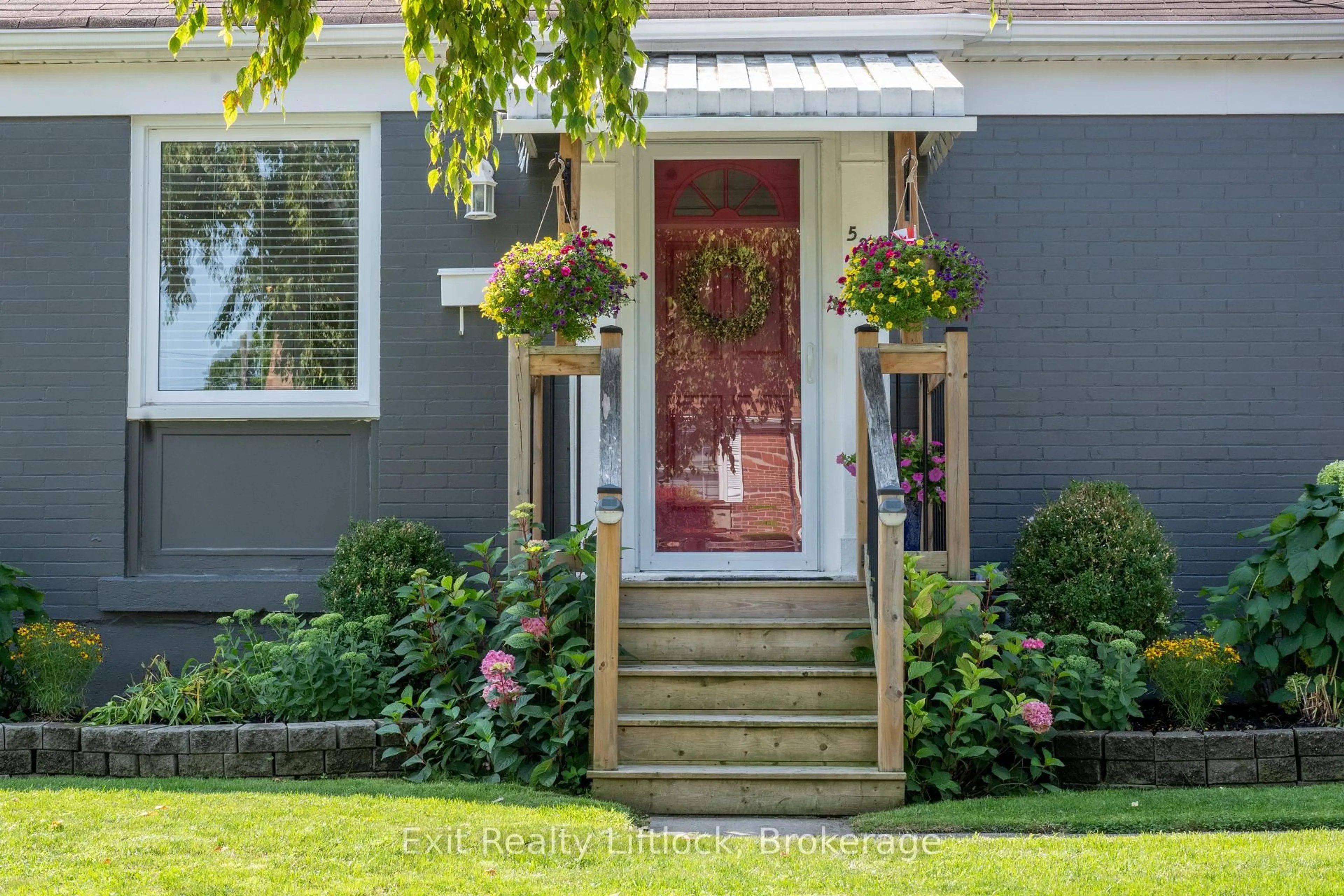 Indoor entryway for 521 Mckellar St, Peterborough Ontario K9J 1R1