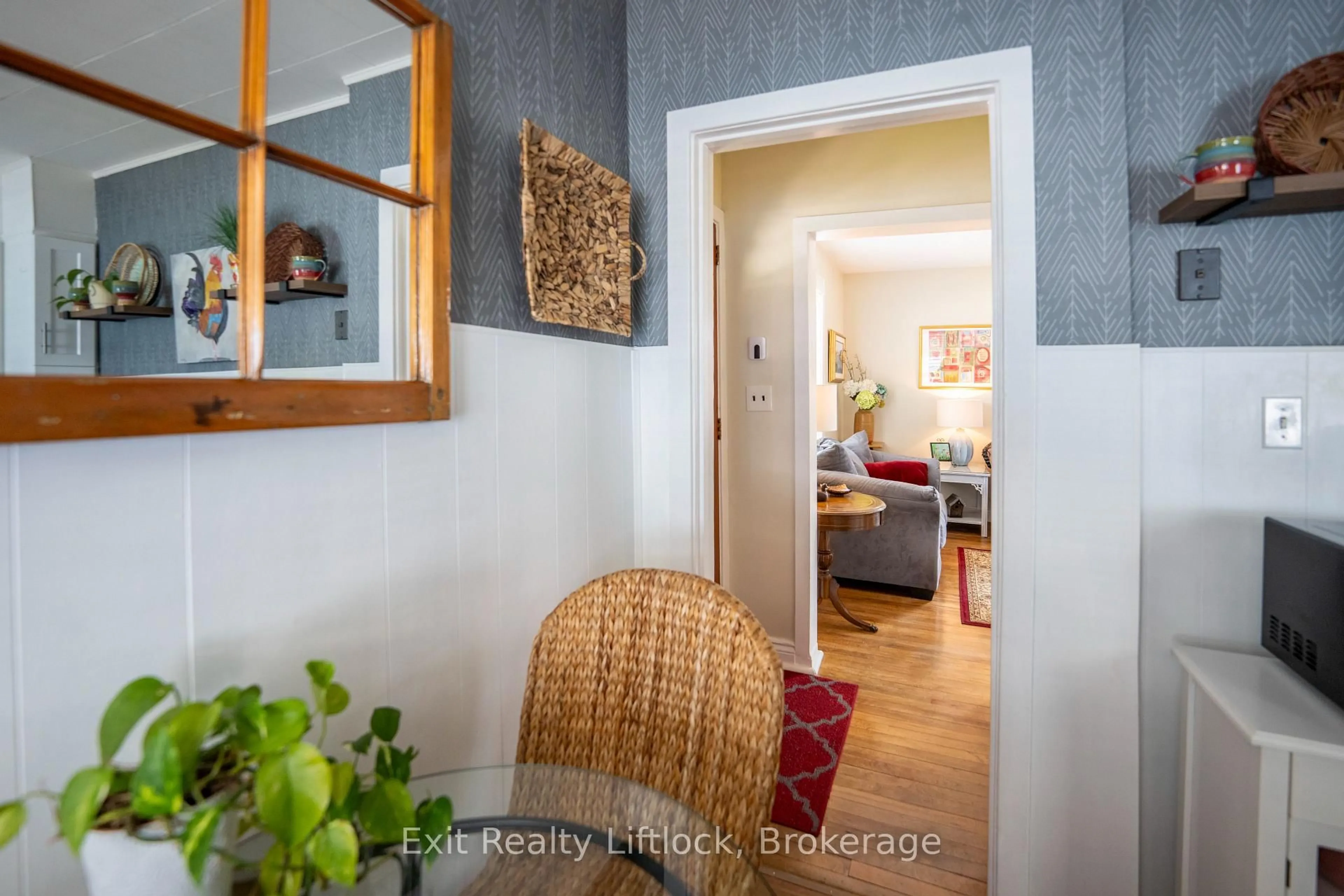 Indoor entryway for 521 Mckellar St, Peterborough Ontario K9J 1R1