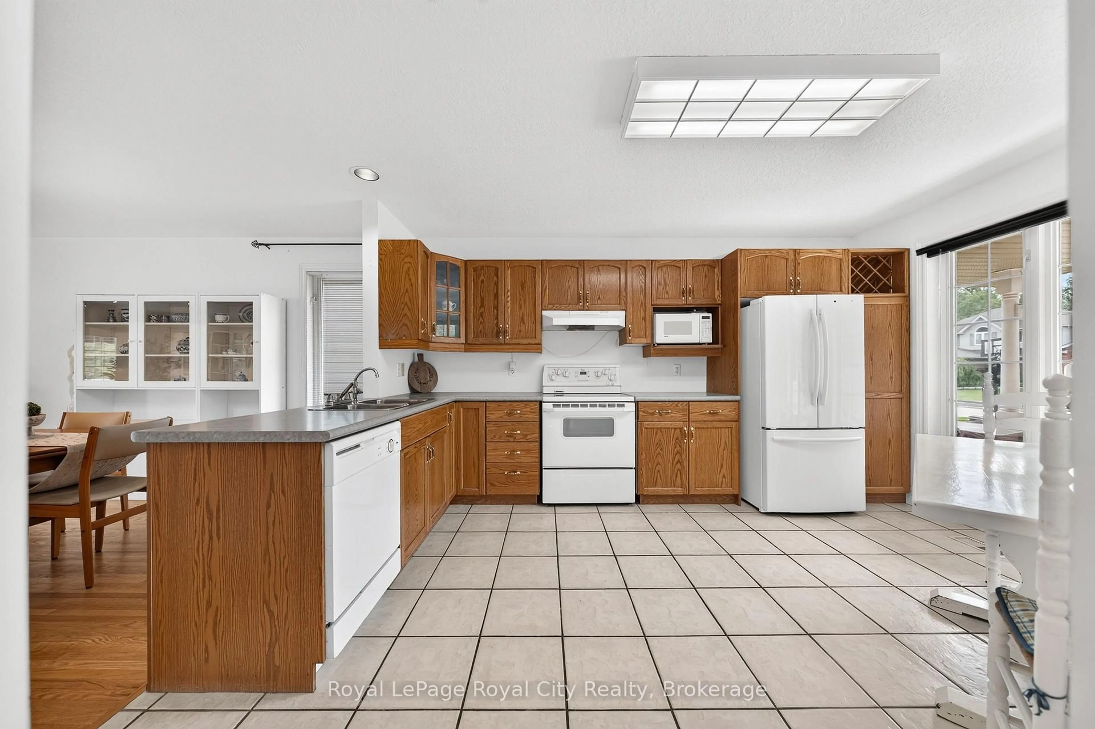Standard kitchen, ceramic/tile floor for 8 Whitetail Crt, Guelph Ontario N1L 1H6