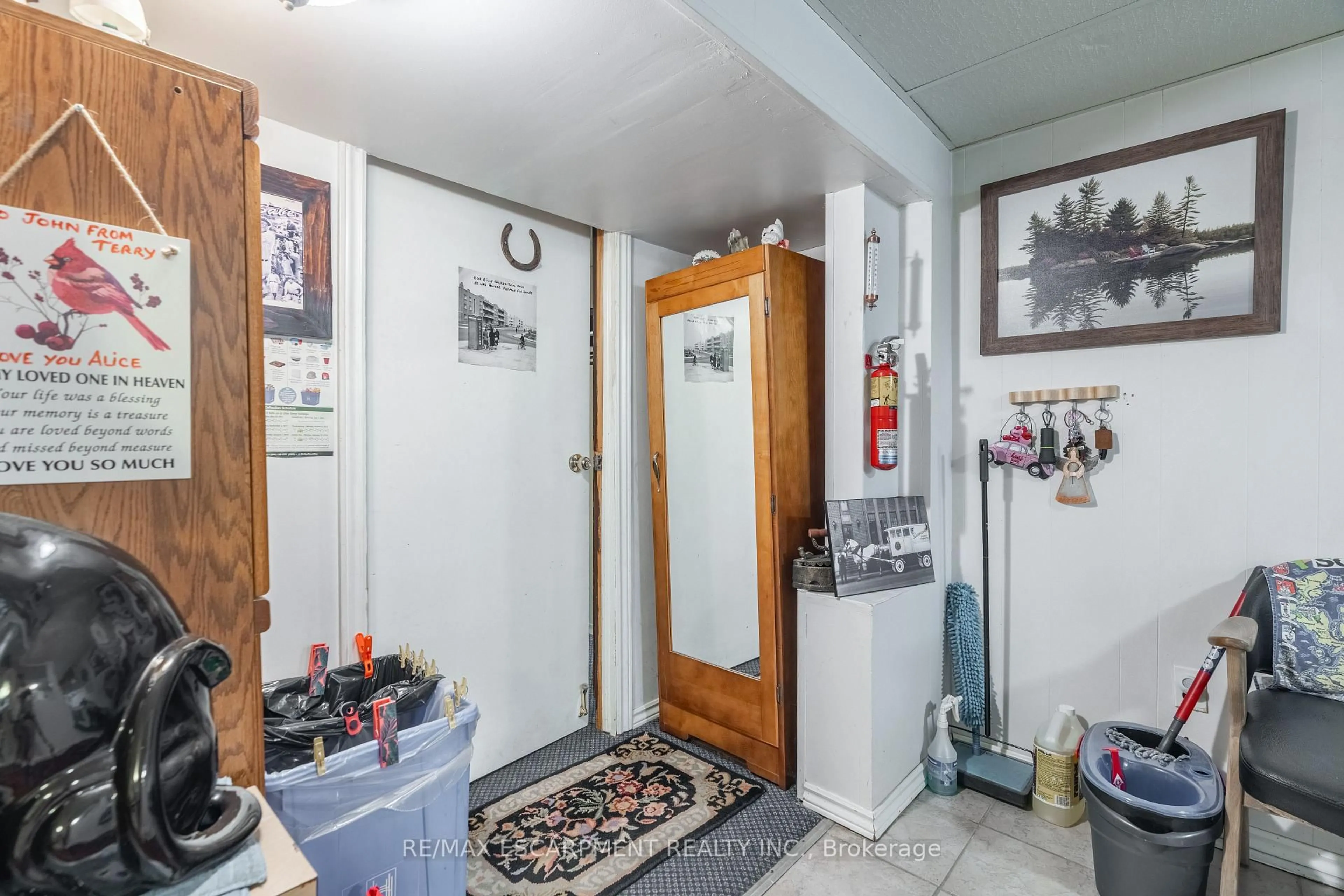 Indoor entryway for 374 Upper Wentworth St, Hamilton Ontario L9A 4T5