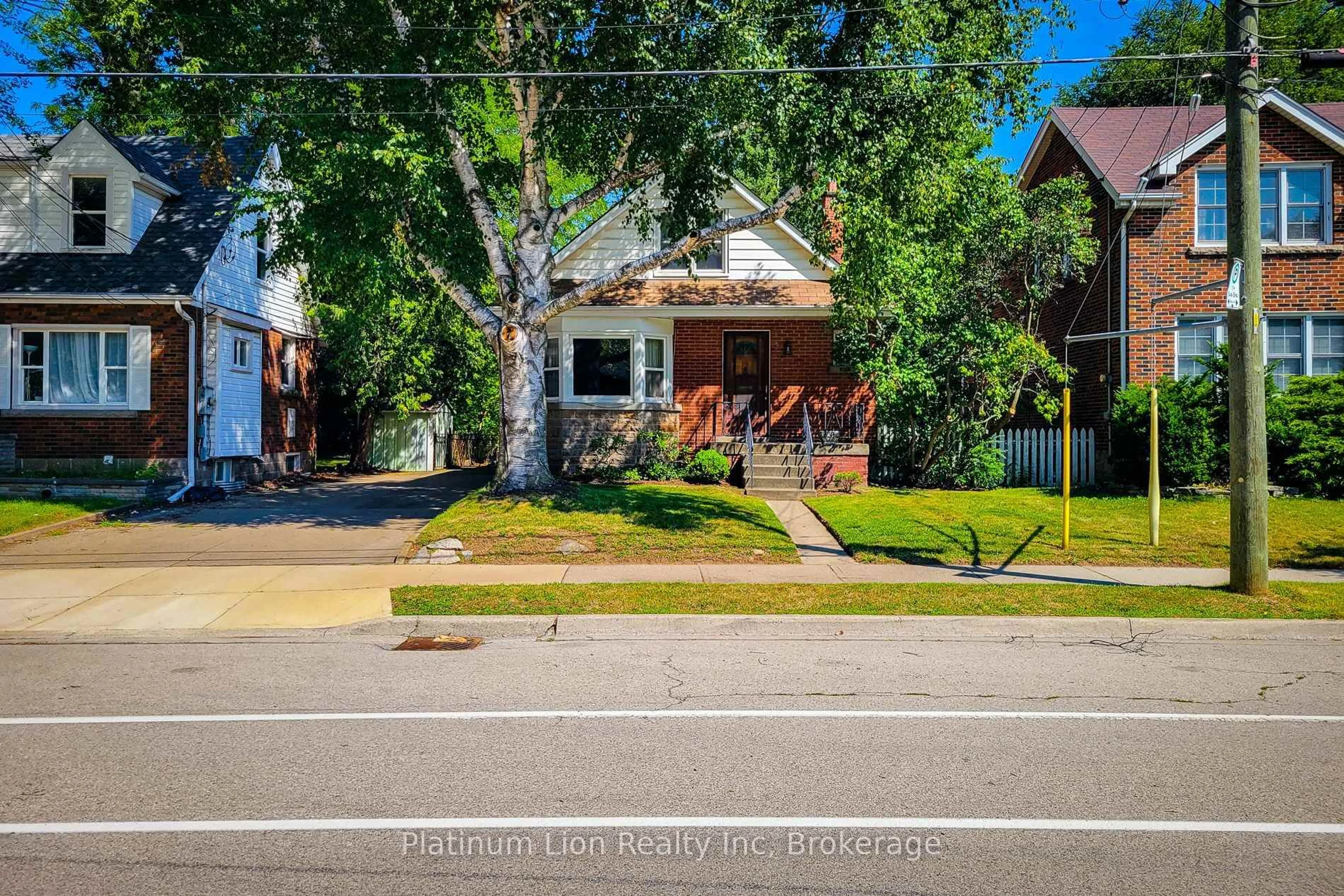 A pic from outside/outdoor area/front of a property/back of a property/a pic from drone, street for 30 Sanders Blvd, Hamilton Ontario L8S 3J3