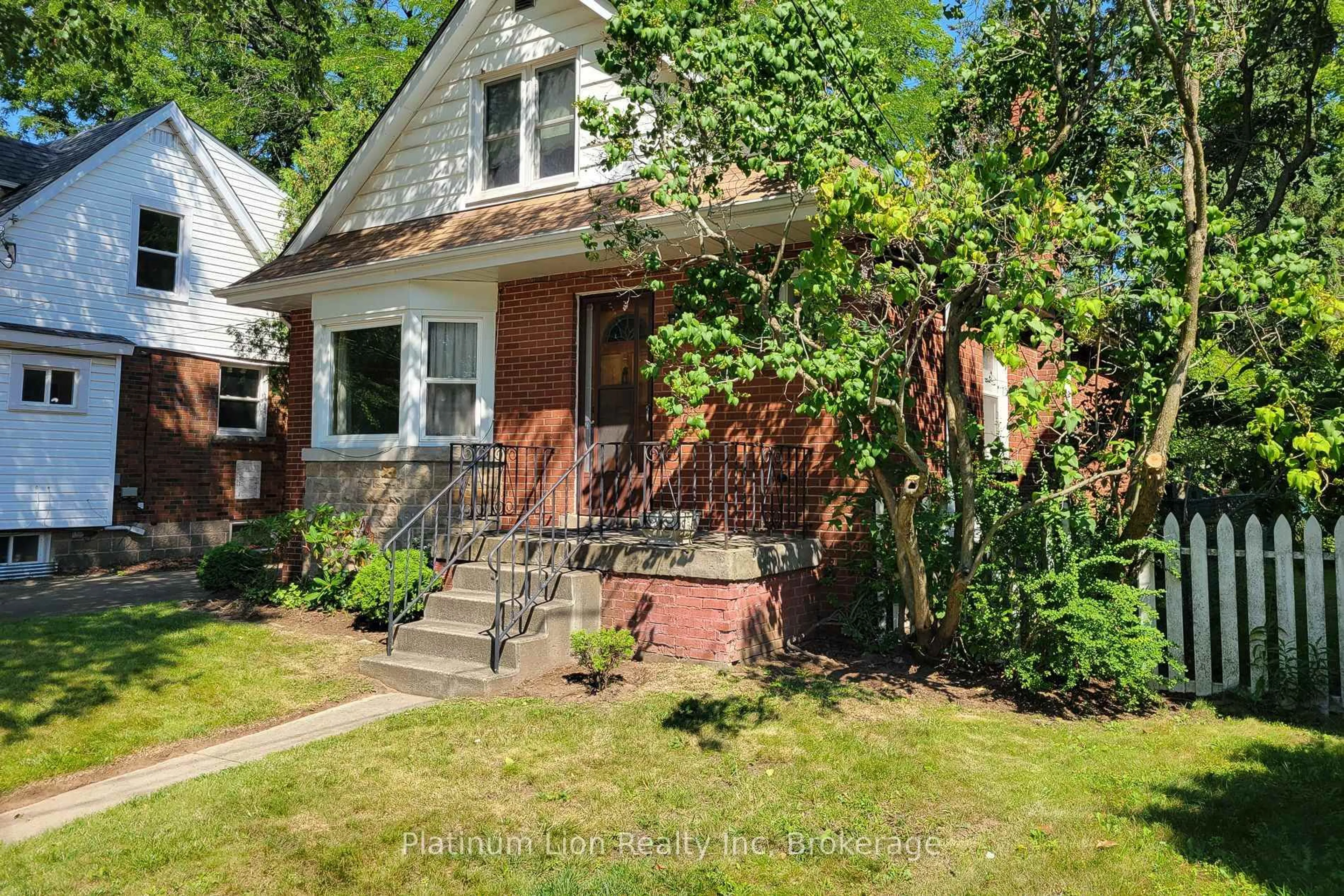 Home with brick exterior material, street for 30 Sanders Blvd, Hamilton Ontario L8S 3J3