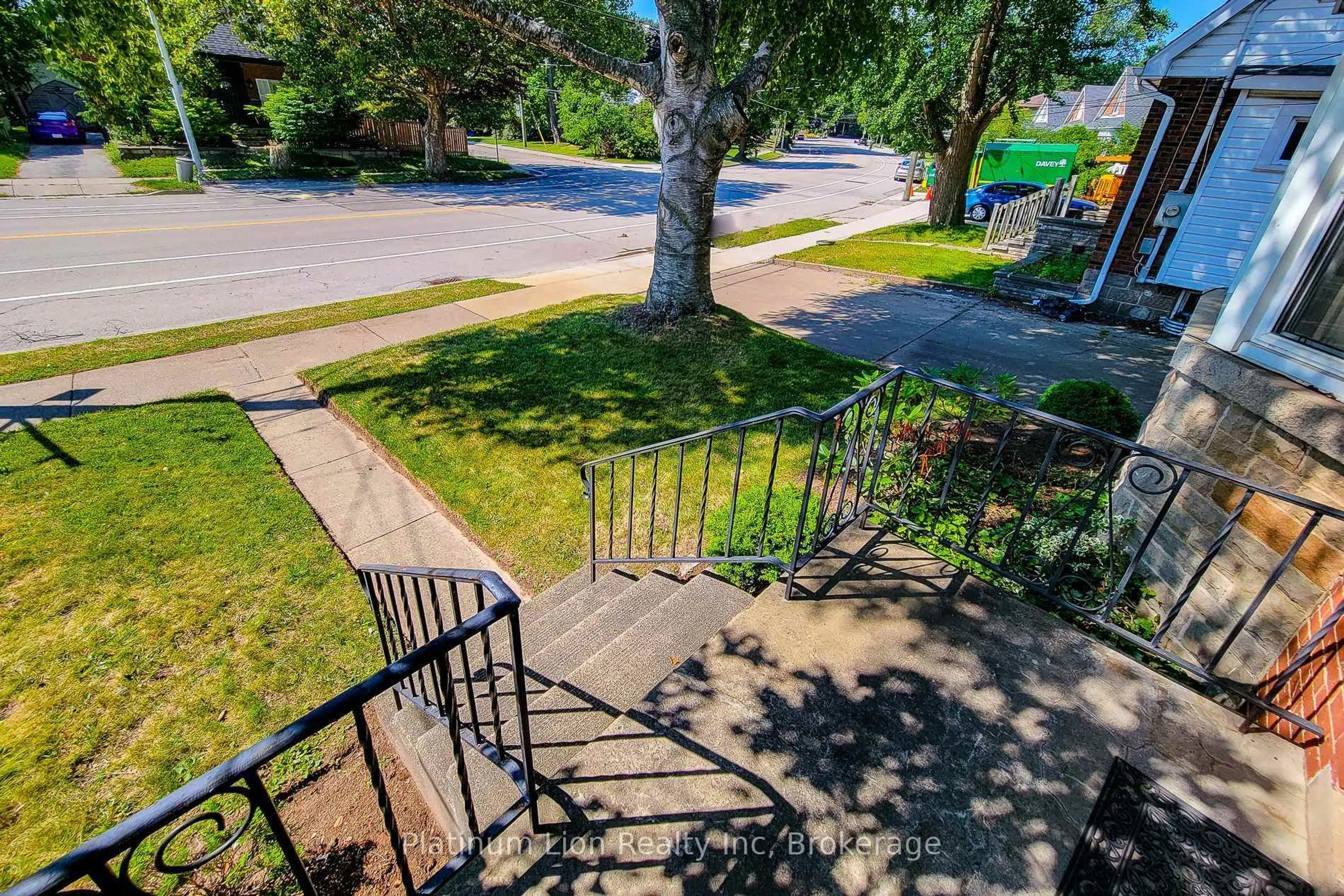 A pic from outside/outdoor area/front of a property/back of a property/a pic from drone, street for 30 Sanders Blvd, Hamilton Ontario L8S 3J3