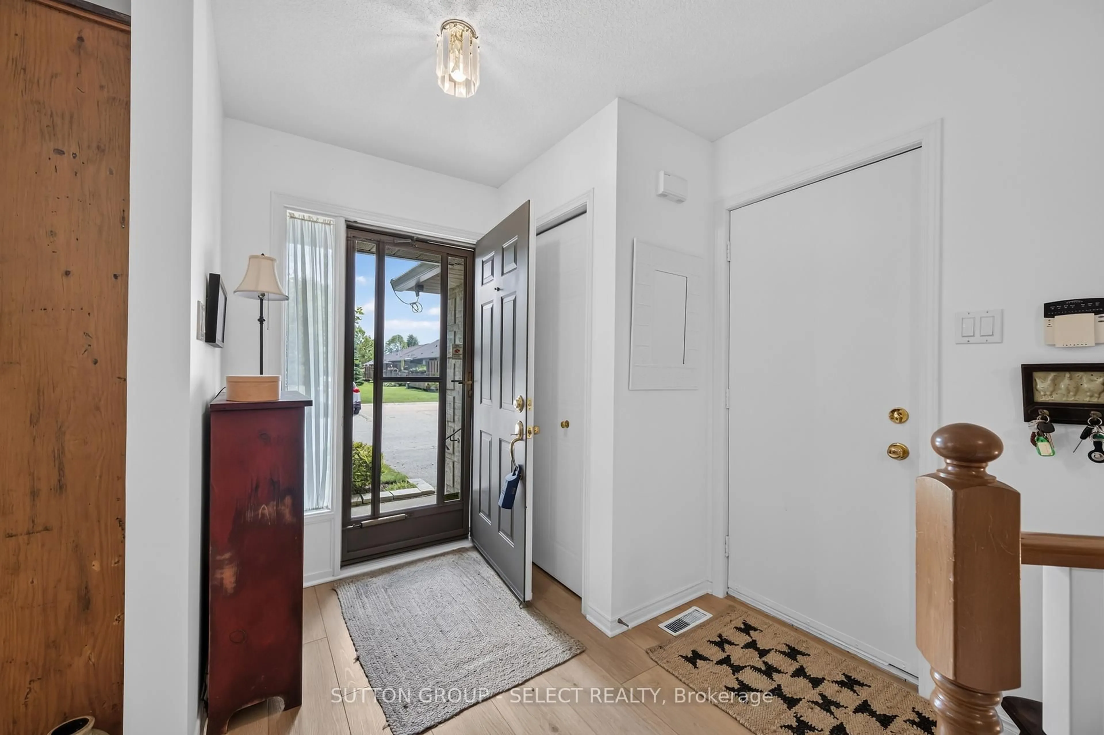 Indoor entryway for 99 Edgevalley Rd #43, London East Ontario N5Y 5N1