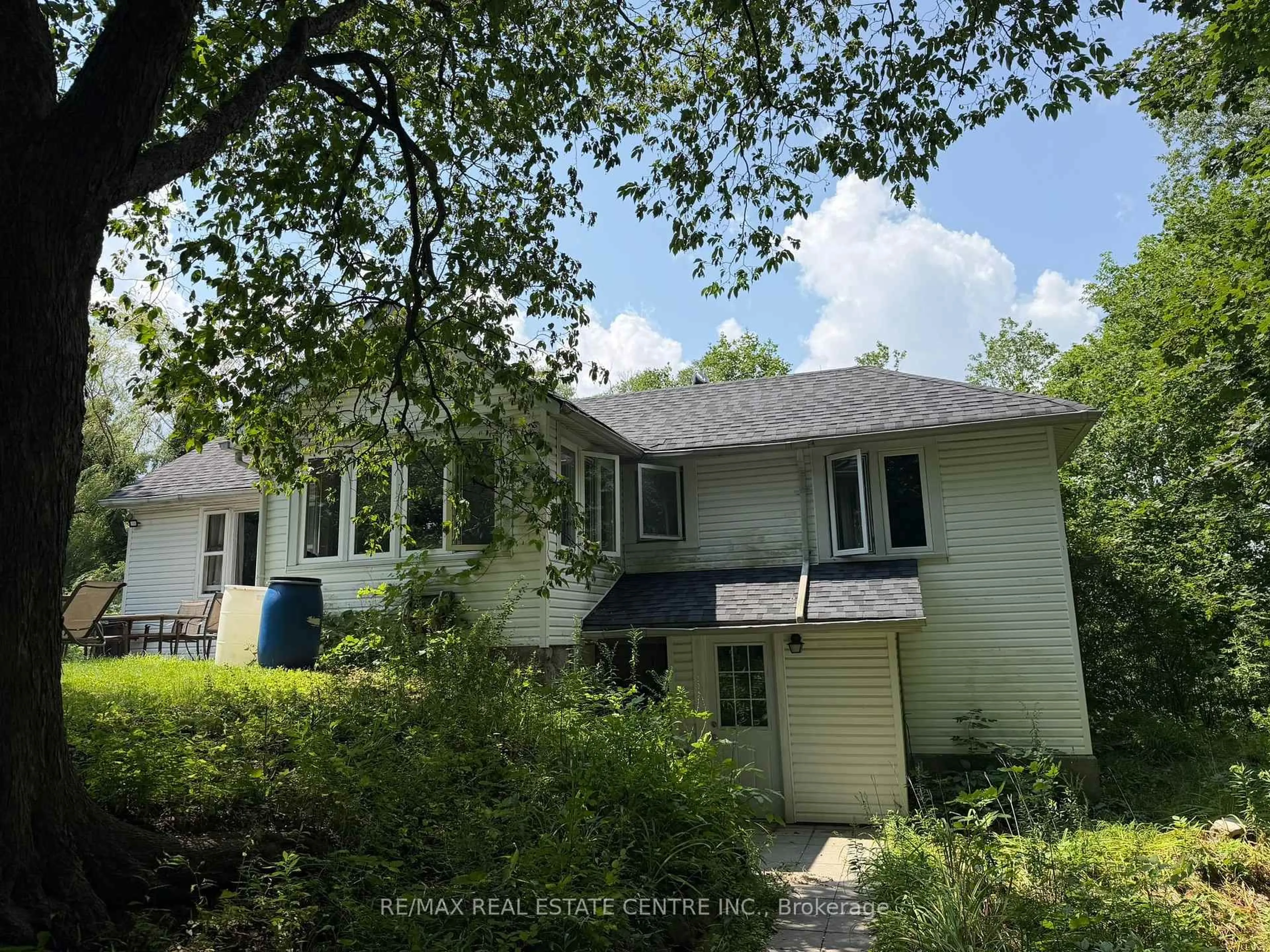 A pic from outside/outdoor area/front of a property/back of a property/a pic from drone, unknown for 716 Artaban Rd, Hamilton Ontario L9H 5E3