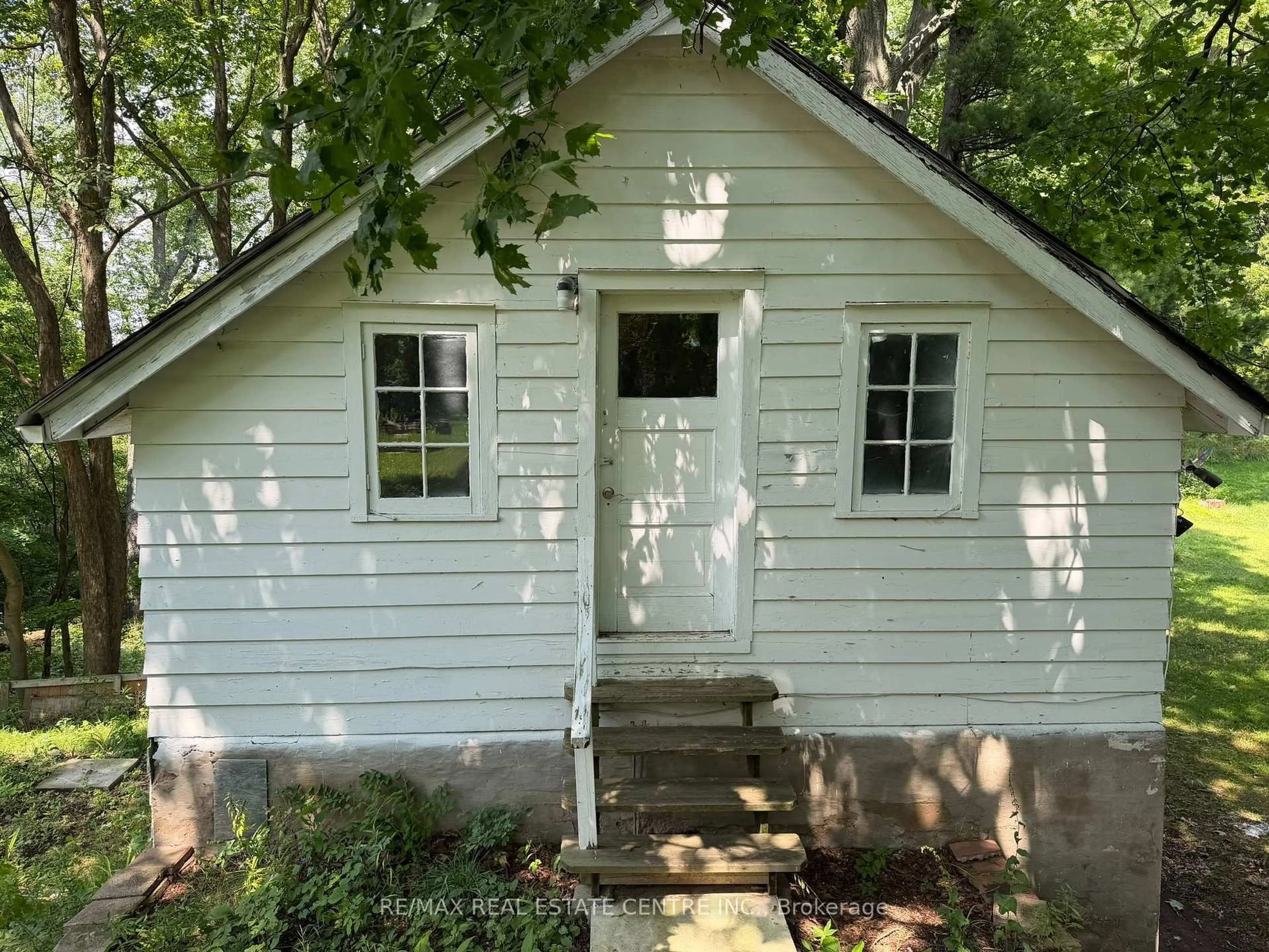 Shed for 716 Artaban Rd, Hamilton Ontario L9H 5E3