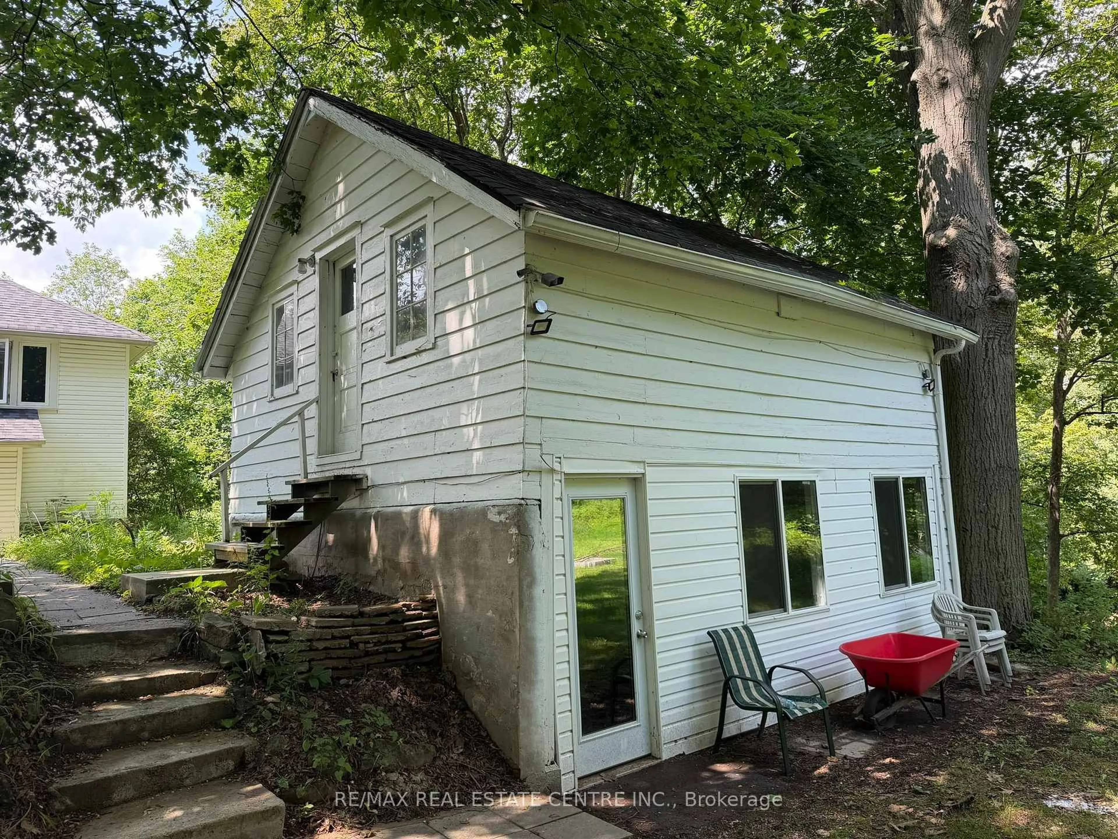 Shed for 716 Artaban Rd, Hamilton Ontario L9H 5E3