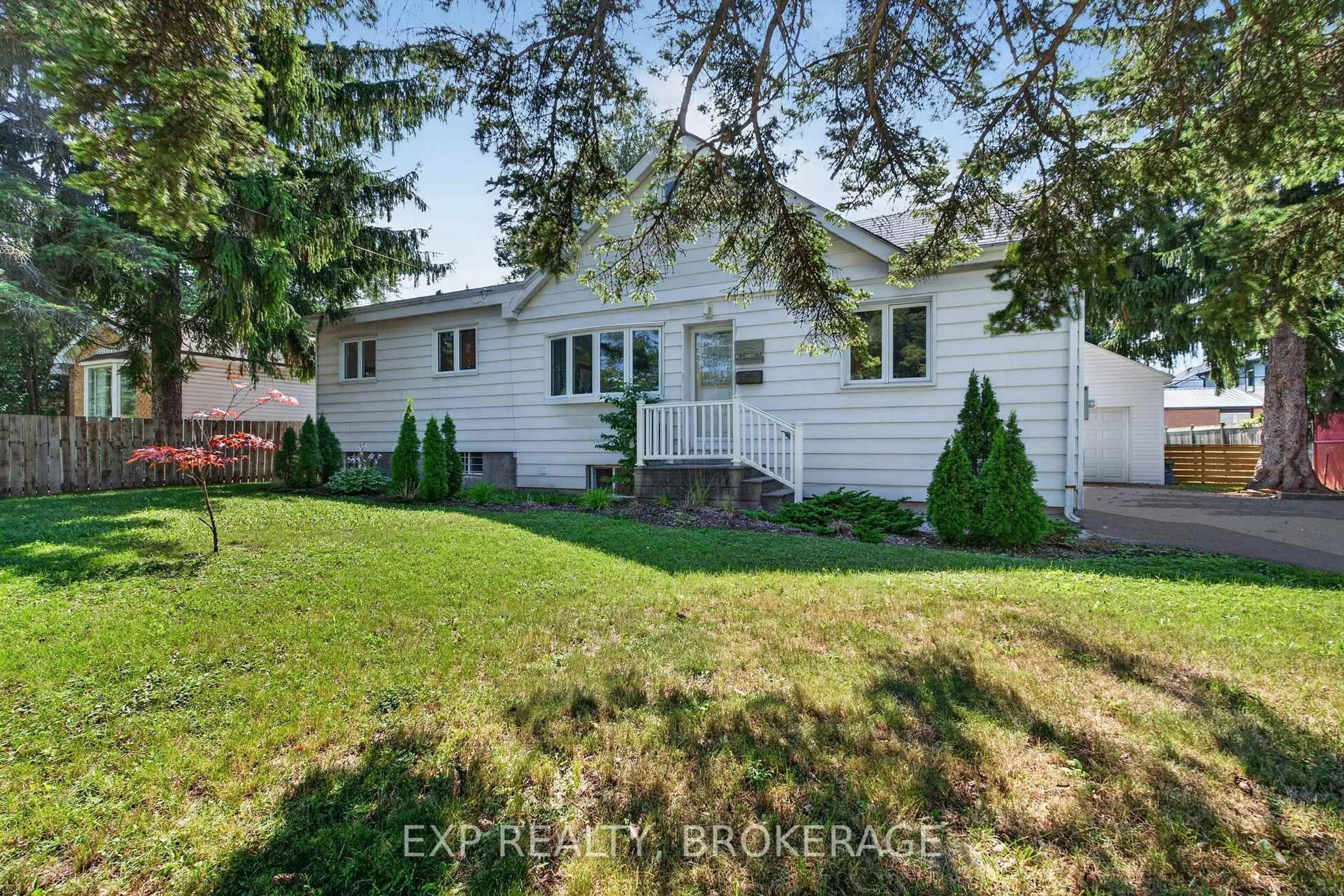 A pic from outside/outdoor area/front of a property/back of a property/a pic from drone, street for 646 PORTSMOUTH Ave, Kingston Ontario K7M 1W3