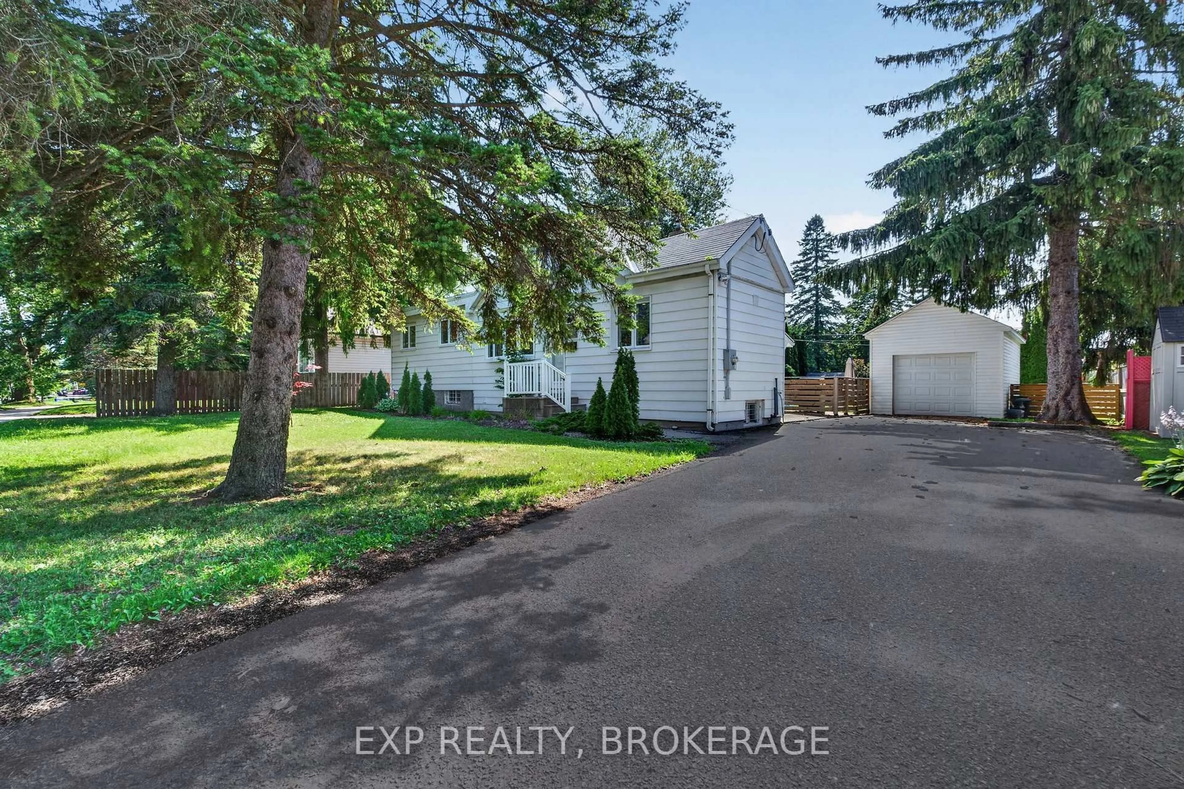 A pic from outside/outdoor area/front of a property/back of a property/a pic from drone, street for 646 PORTSMOUTH Ave, Kingston Ontario K7M 1W3