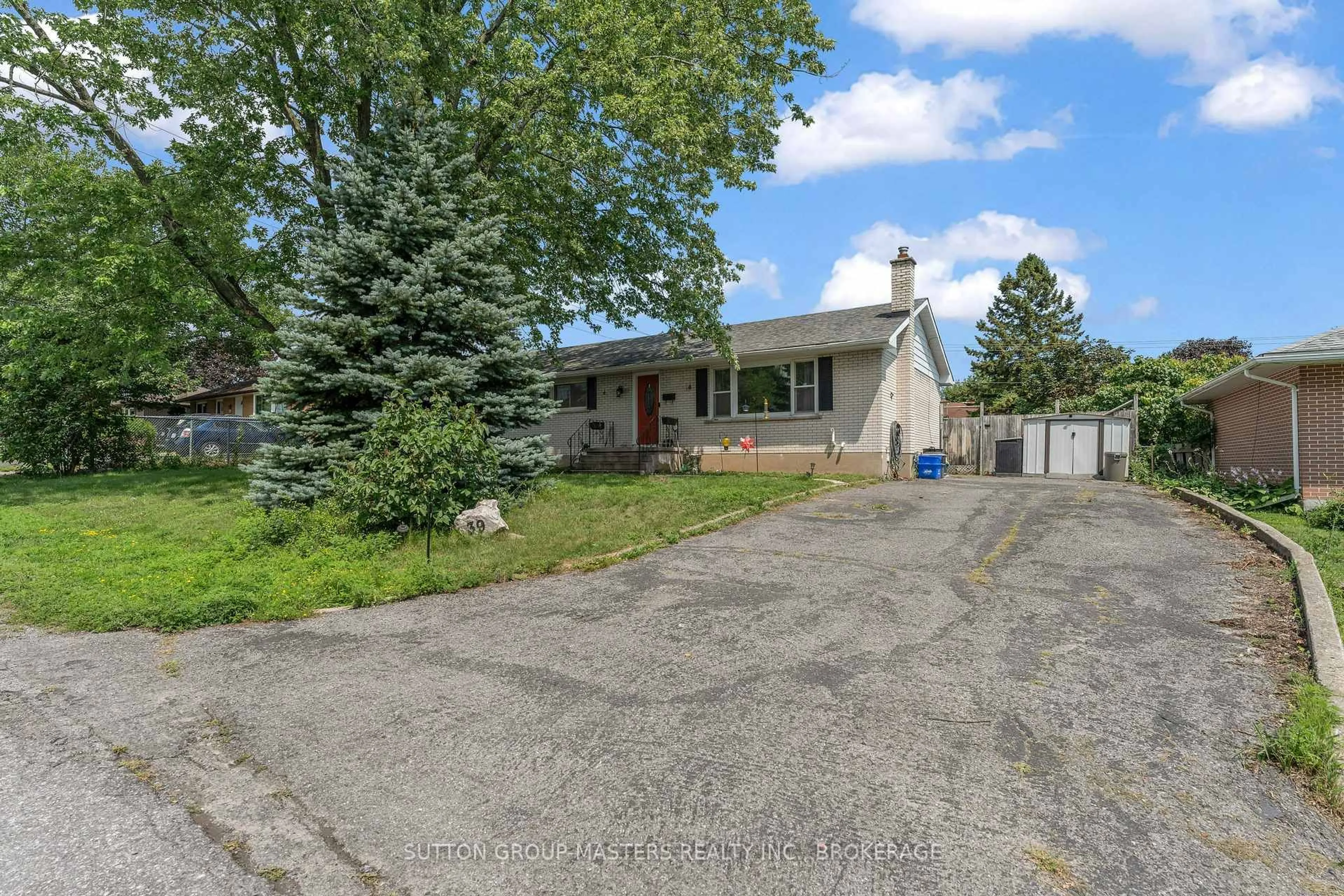 A pic from outside/outdoor area/front of a property/back of a property/a pic from drone, street for 39 Oxford Cres, Loyalist Ontario K7N 1R1