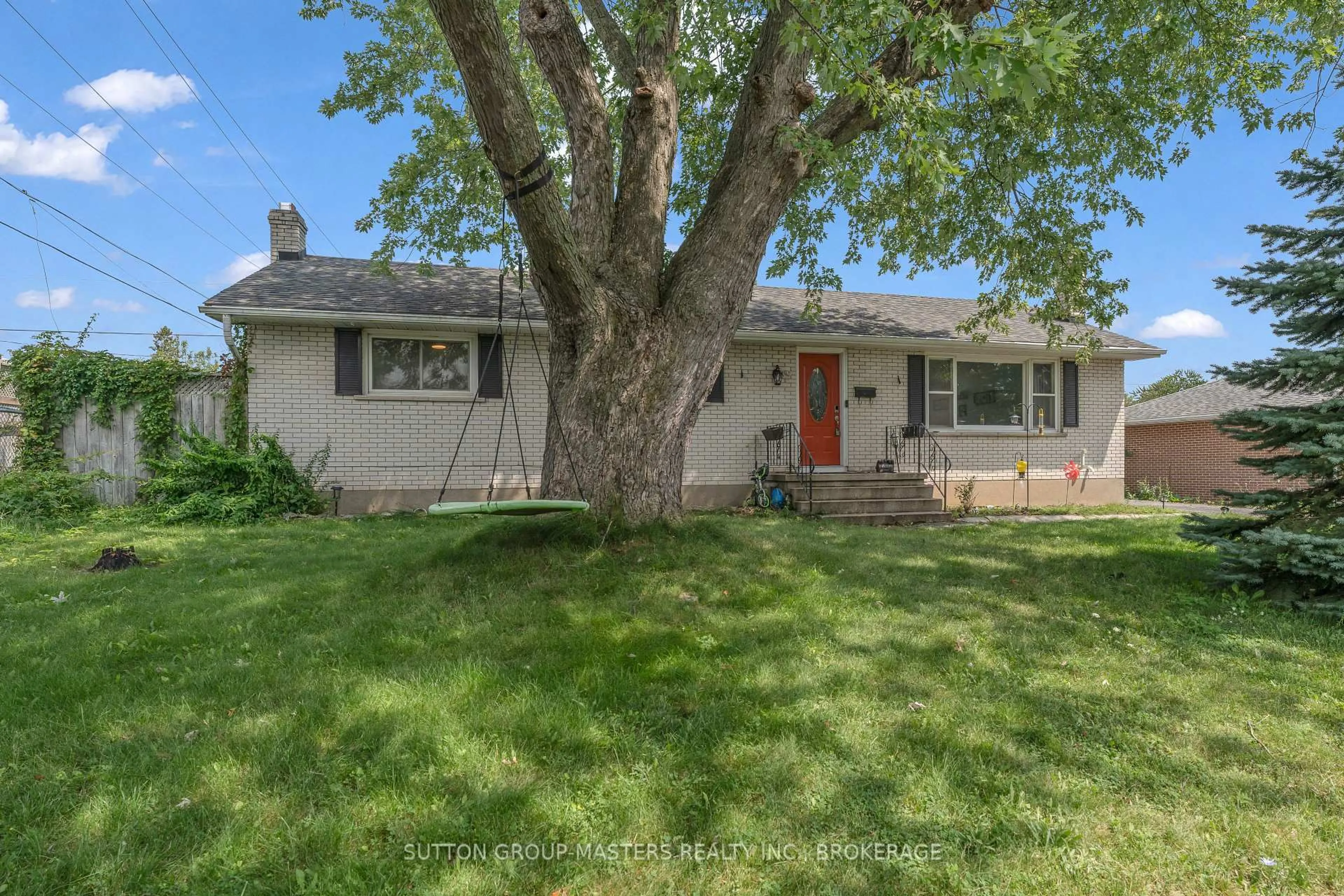 Home with vinyl exterior material, street for 39 Oxford Cres, Loyalist Ontario K7N 1R1