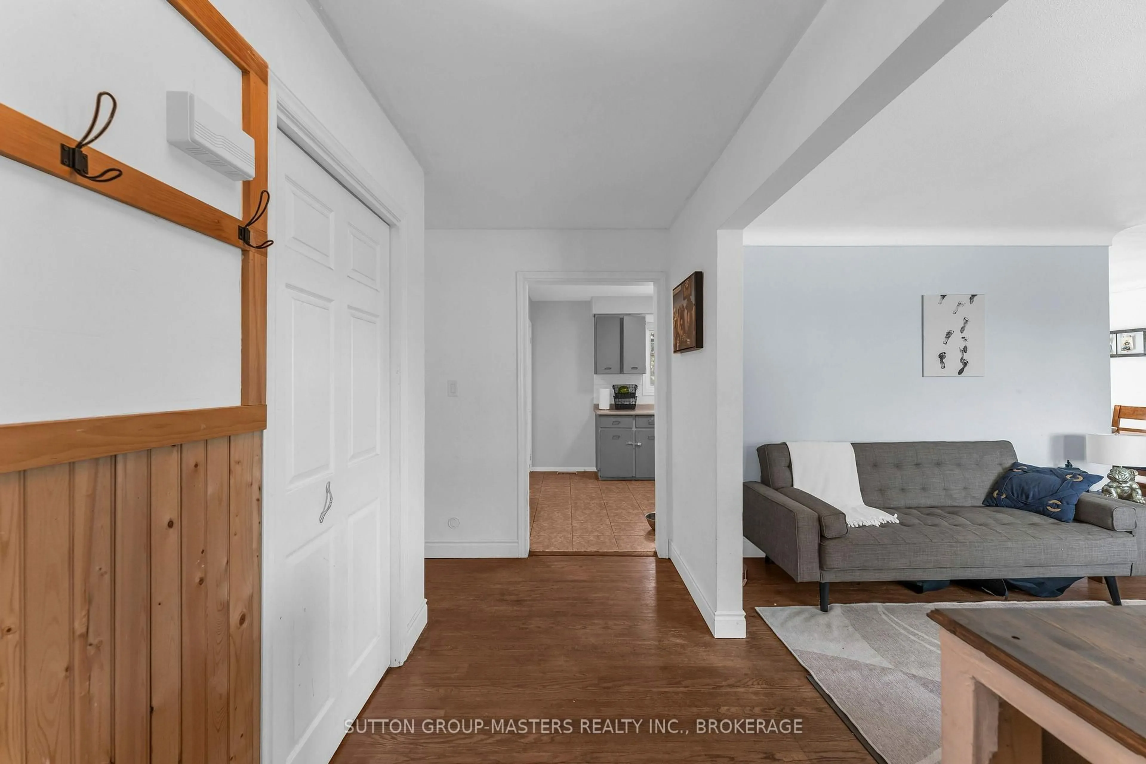 Indoor entryway for 39 Oxford Cres, Loyalist Ontario K7N 1R1