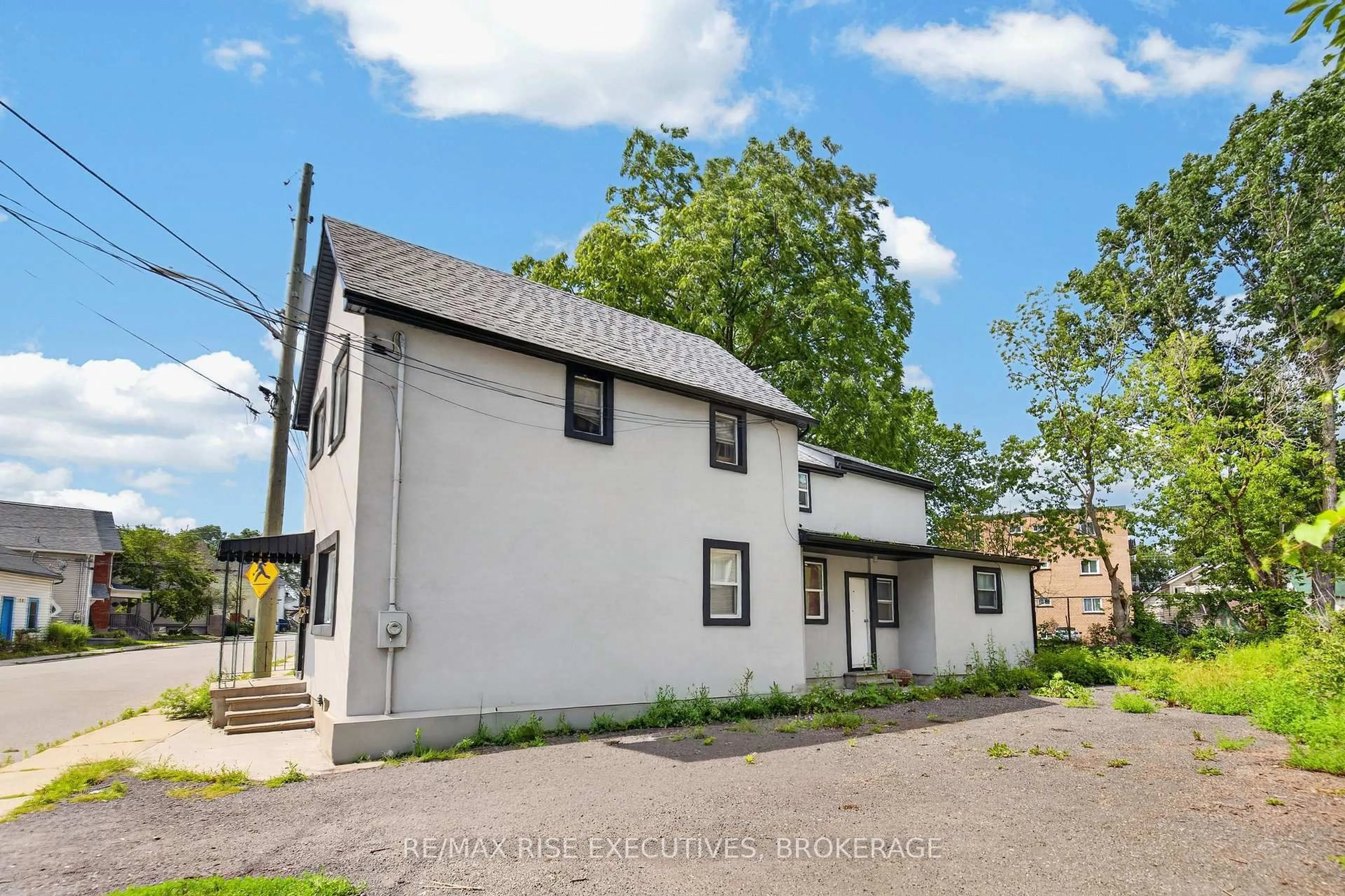 A pic from outside/outdoor area/front of a property/back of a property/a pic from drone, building for 193 York St, Kingston Ontario K7K 1R5