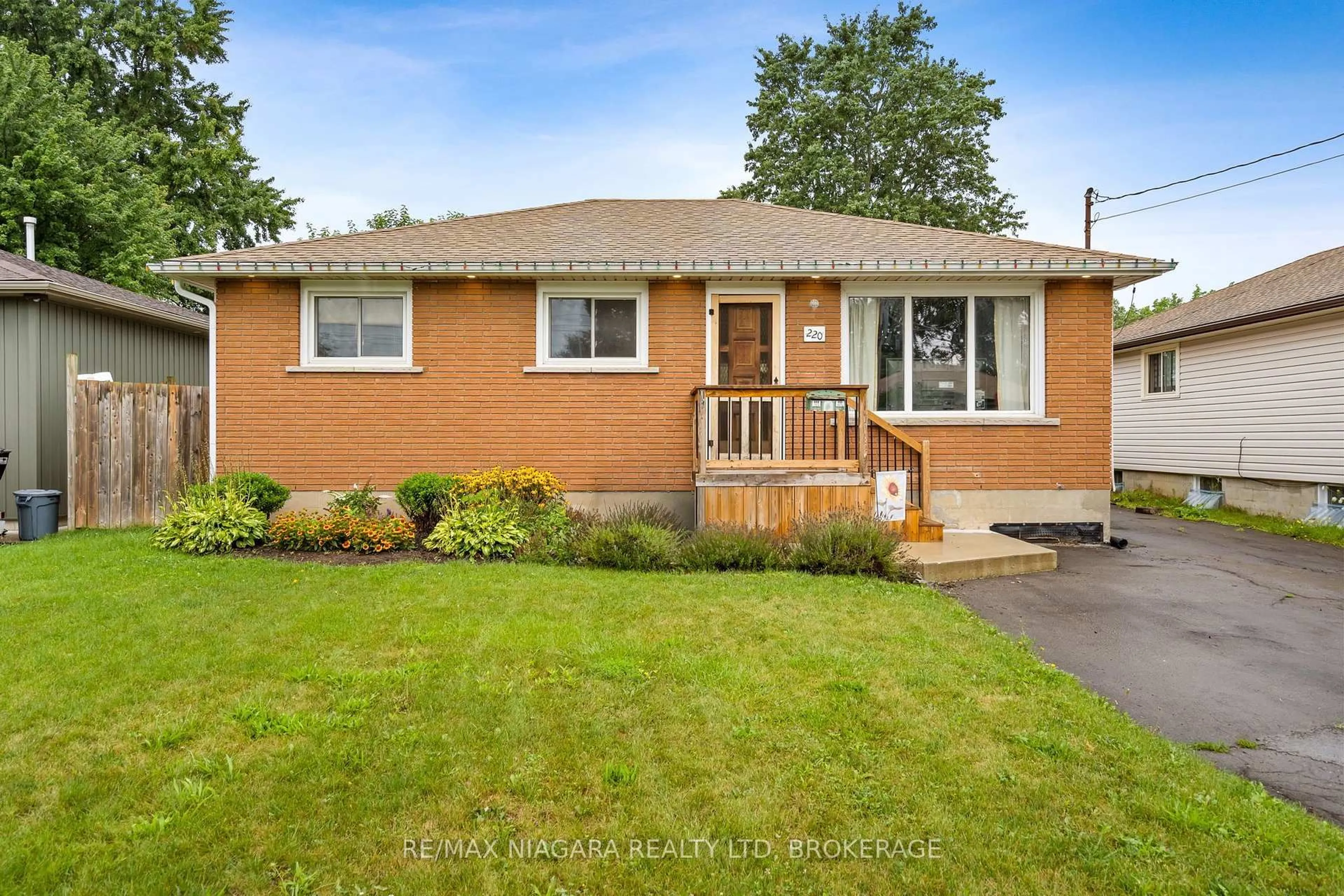 Home with brick exterior material, street for 220 CUTRESS Ave, Welland Ontario L3C 2P8