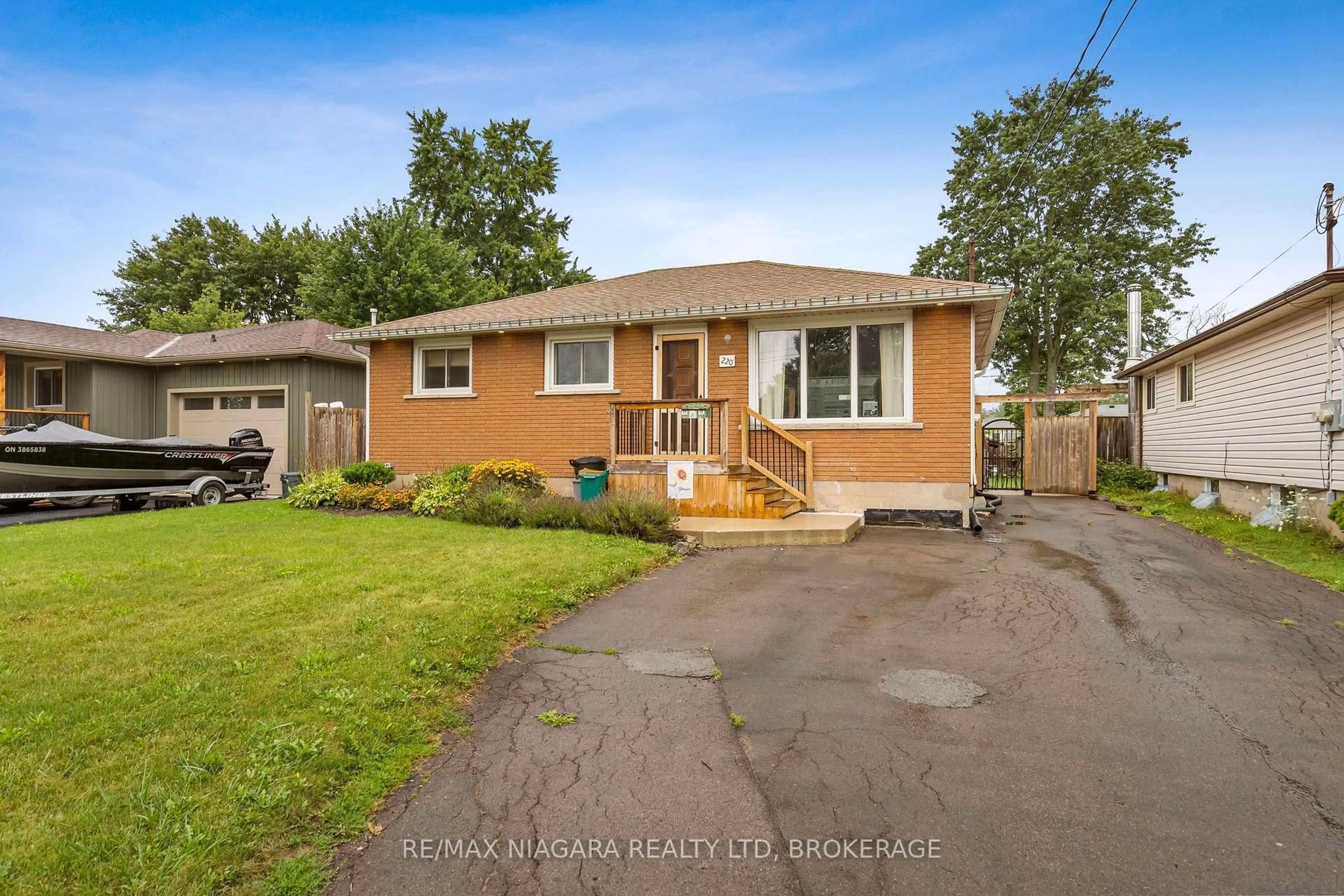 Home with vinyl exterior material, street for 220 CUTRESS Ave, Welland Ontario L3C 2P8