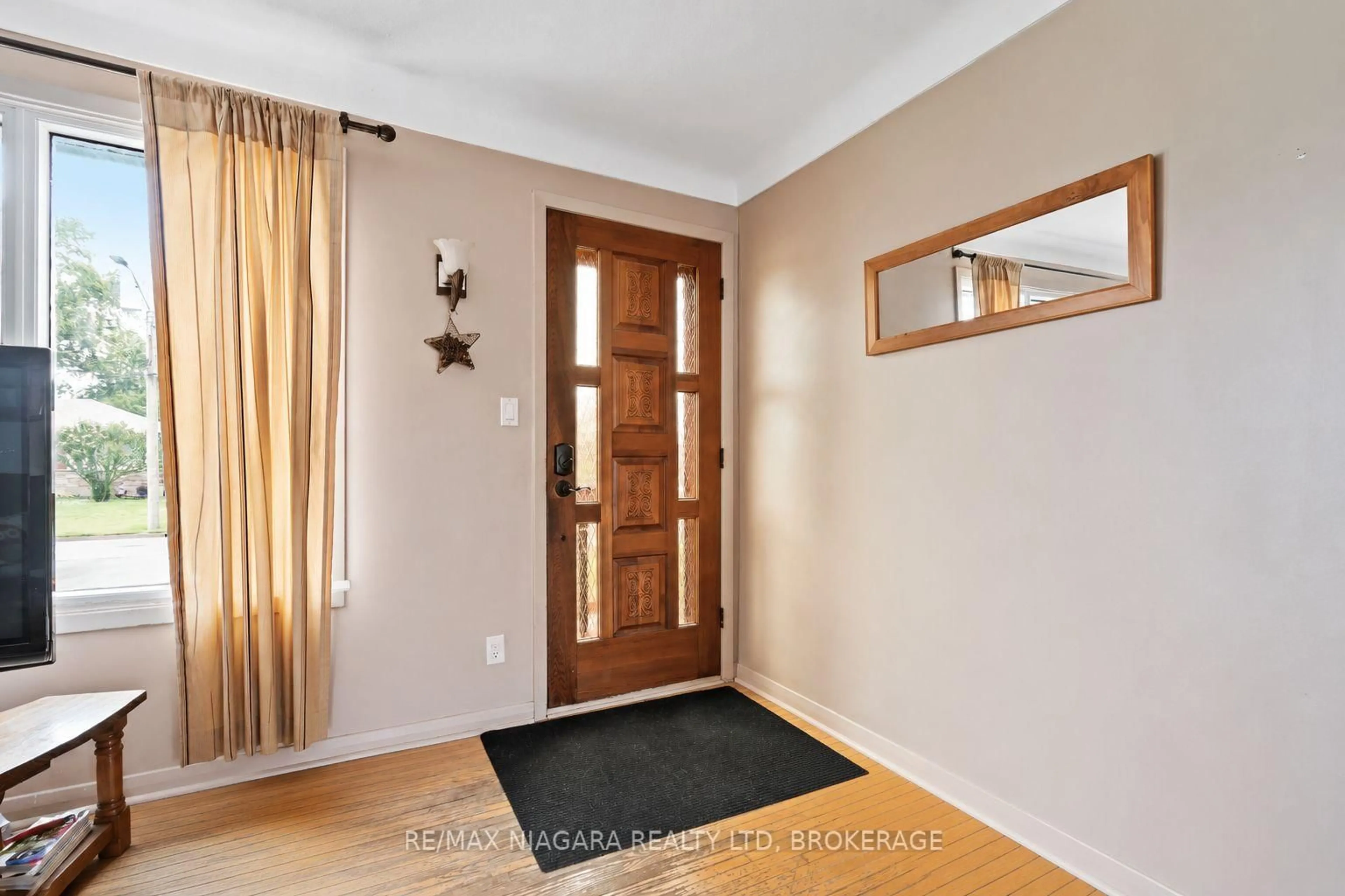Indoor entryway for 220 CUTRESS Ave, Welland Ontario L3C 2P8