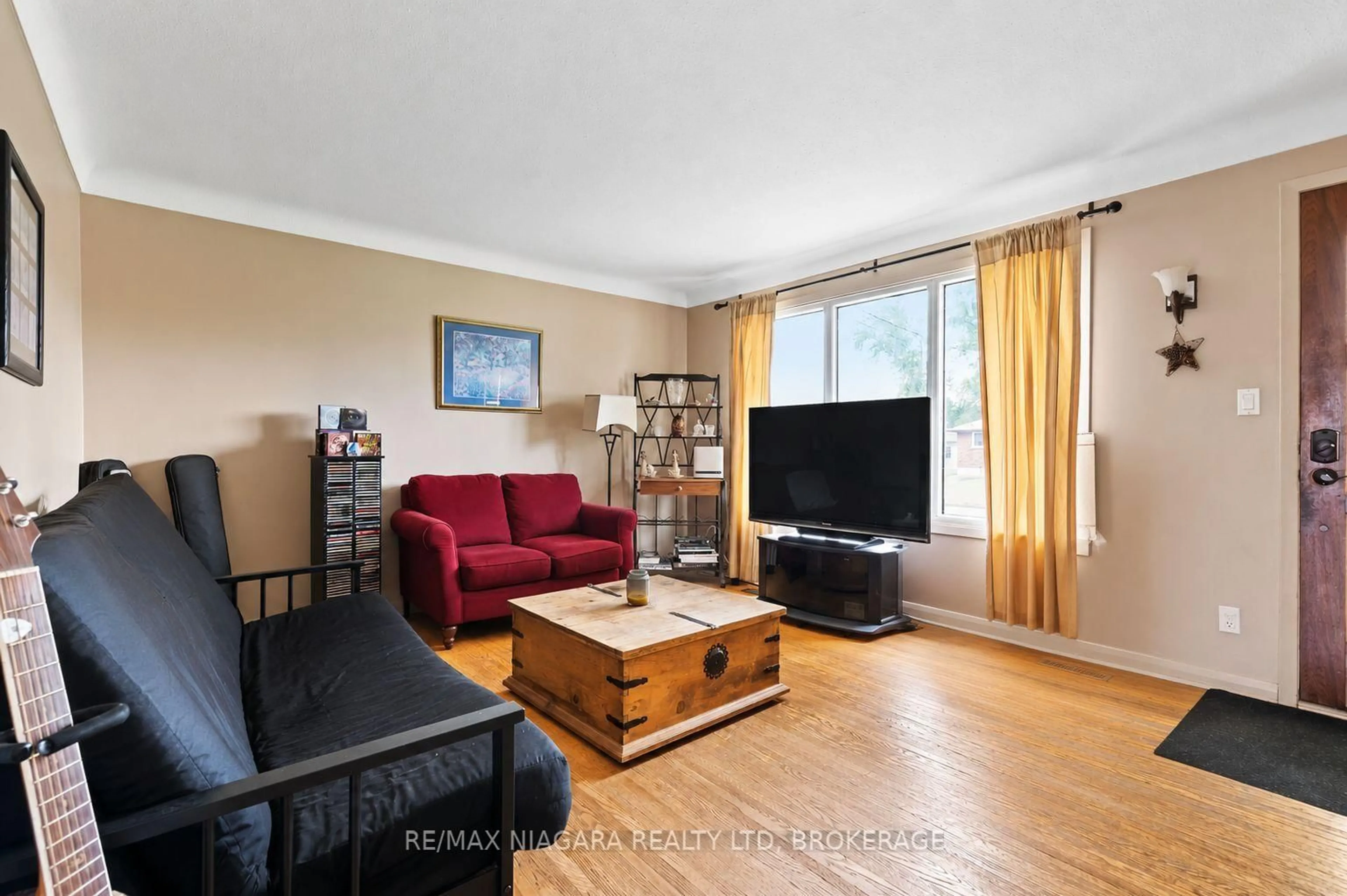 Living room with furniture, wood/laminate floor for 220 CUTRESS Ave, Welland Ontario L3C 2P8