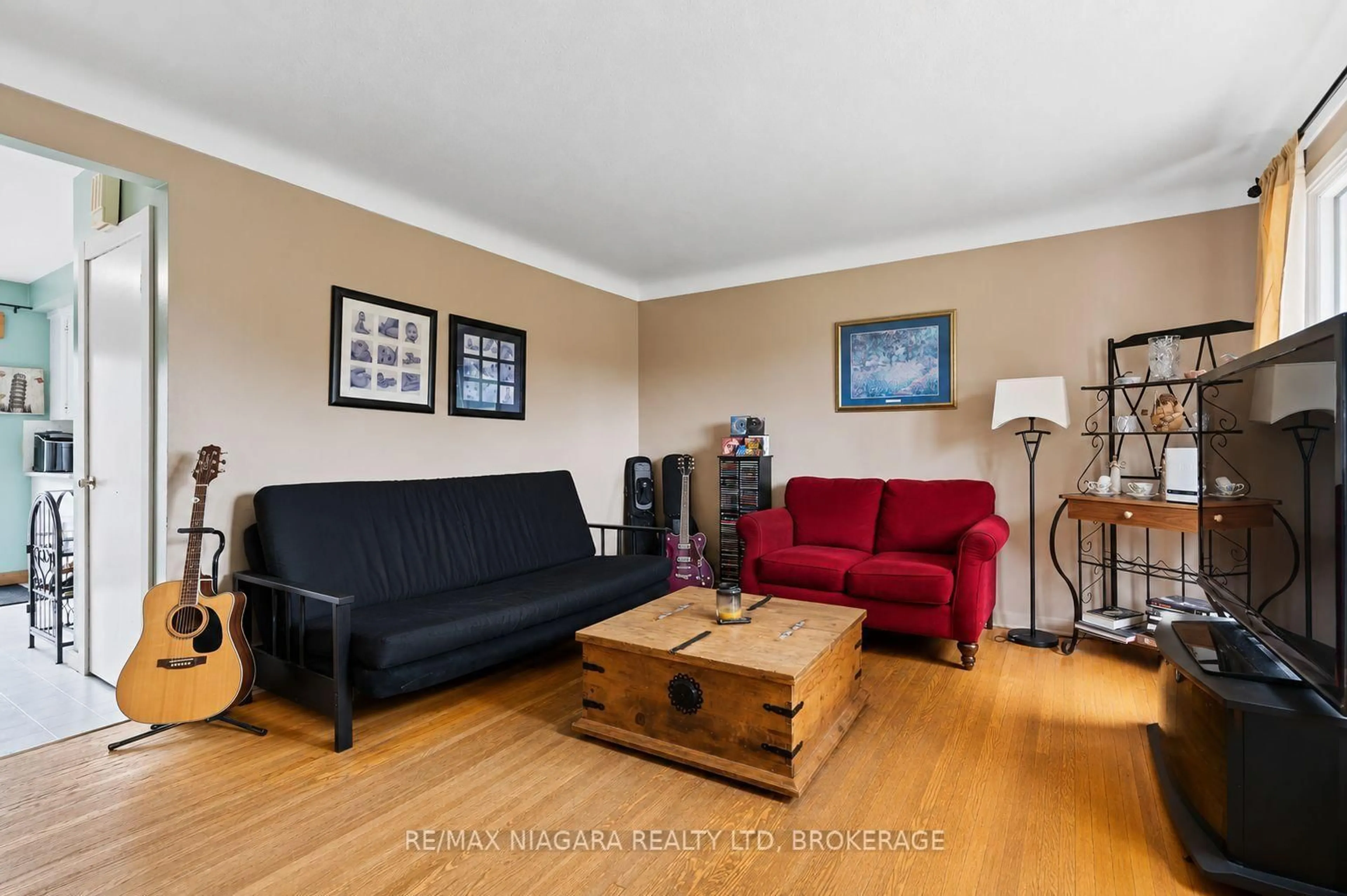 Living room with furniture, wood/laminate floor for 220 CUTRESS Ave, Welland Ontario L3C 2P8