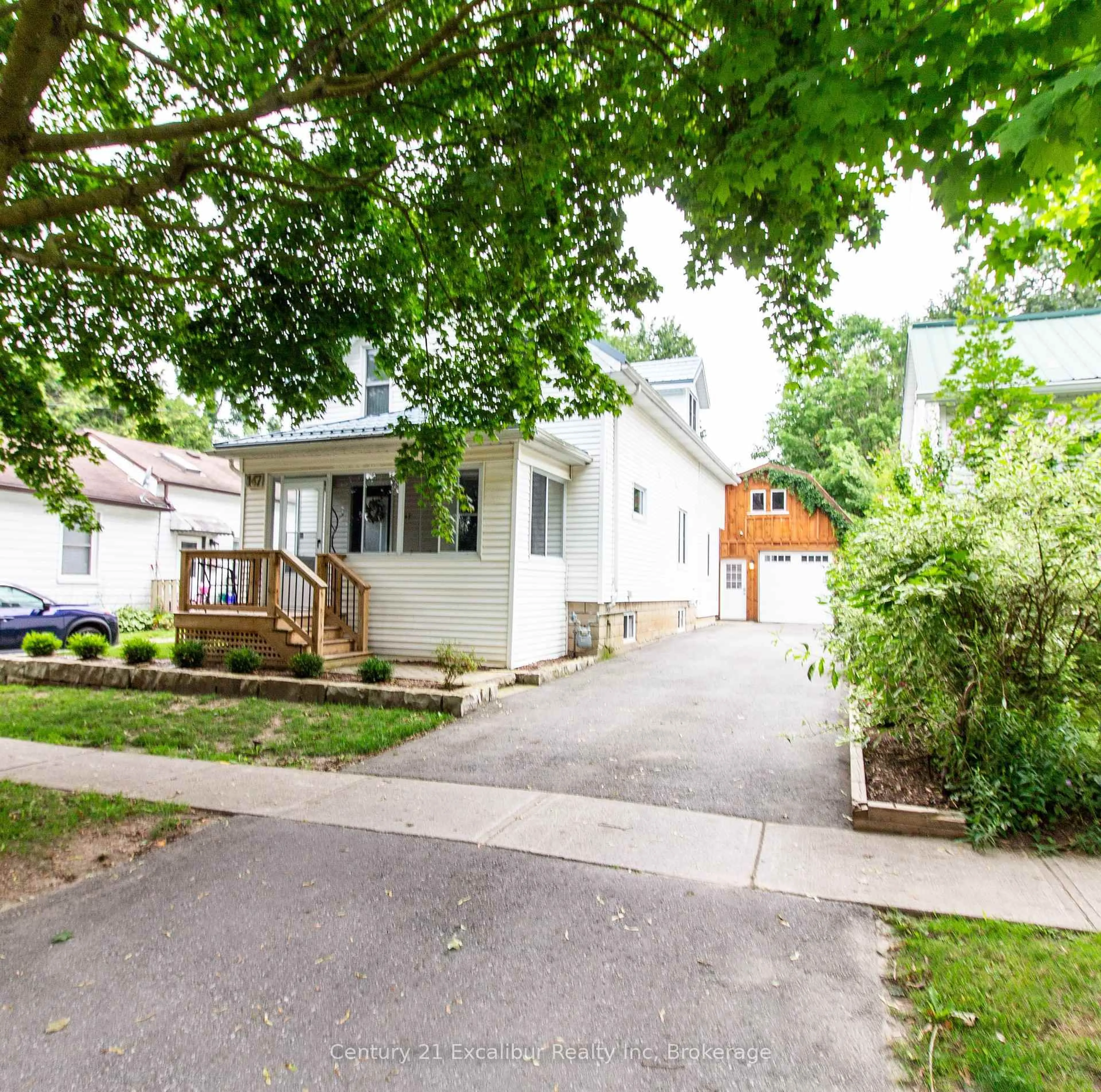 A pic from outside/outdoor area/front of a property/back of a property/a pic from drone, street for 147 St George St, Centre Wellington Ontario N1M 1K2