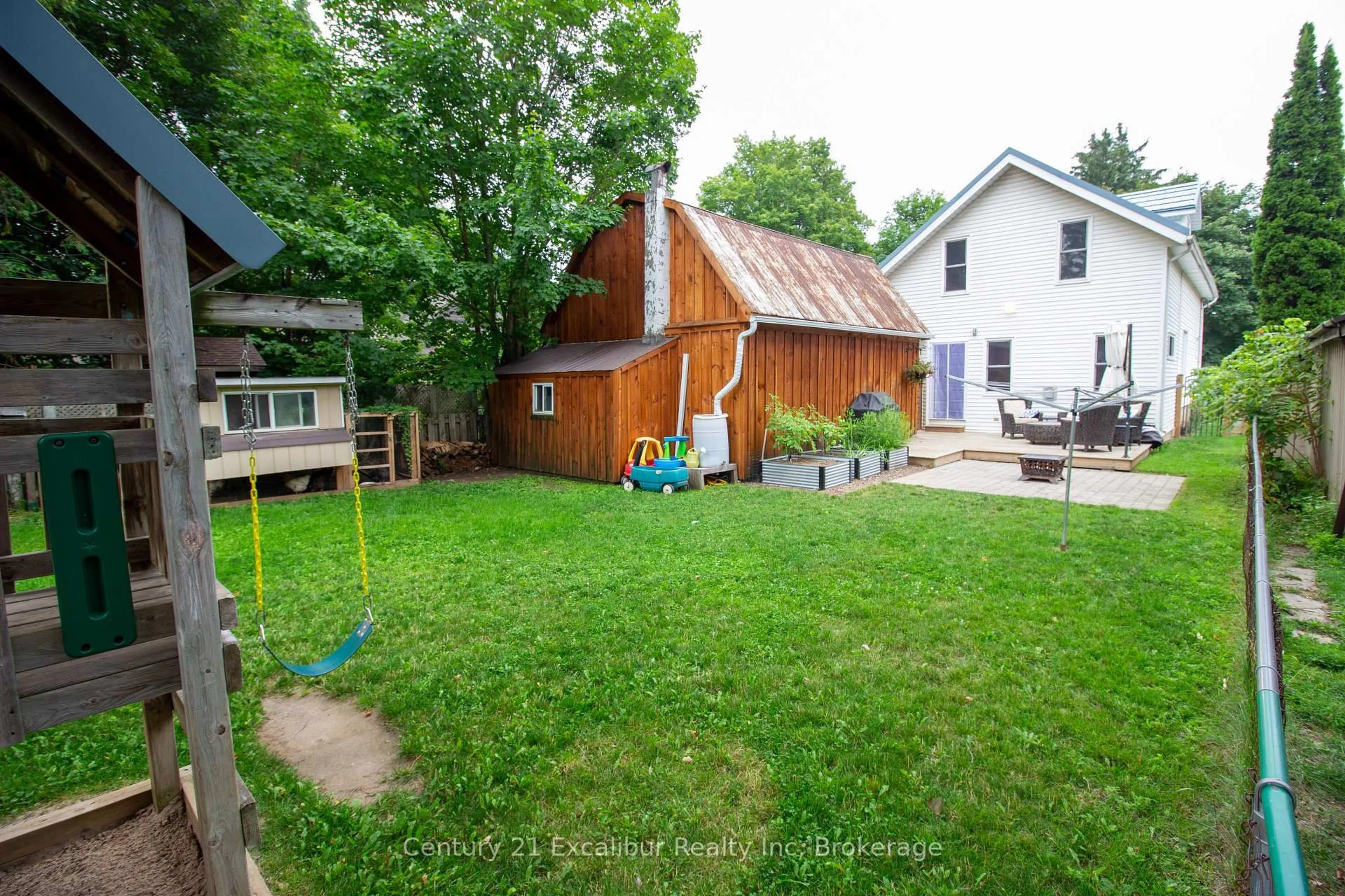 A pic from outside/outdoor area/front of a property/back of a property/a pic from drone, street for 147 St George St, Centre Wellington Ontario N1M 1K2